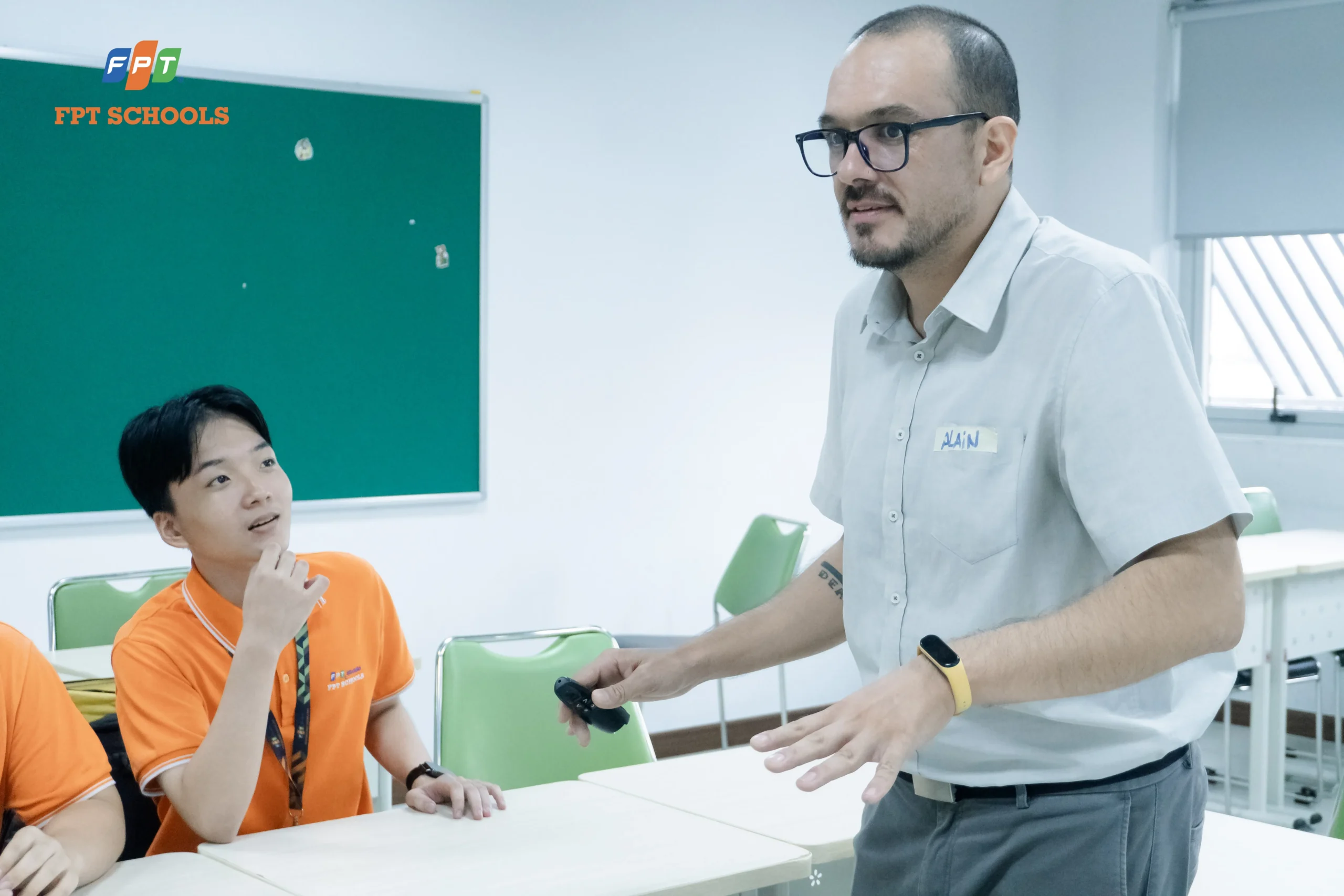 FSchoolers giao tiếp tại English Club THPT FPT Quy Nhơn