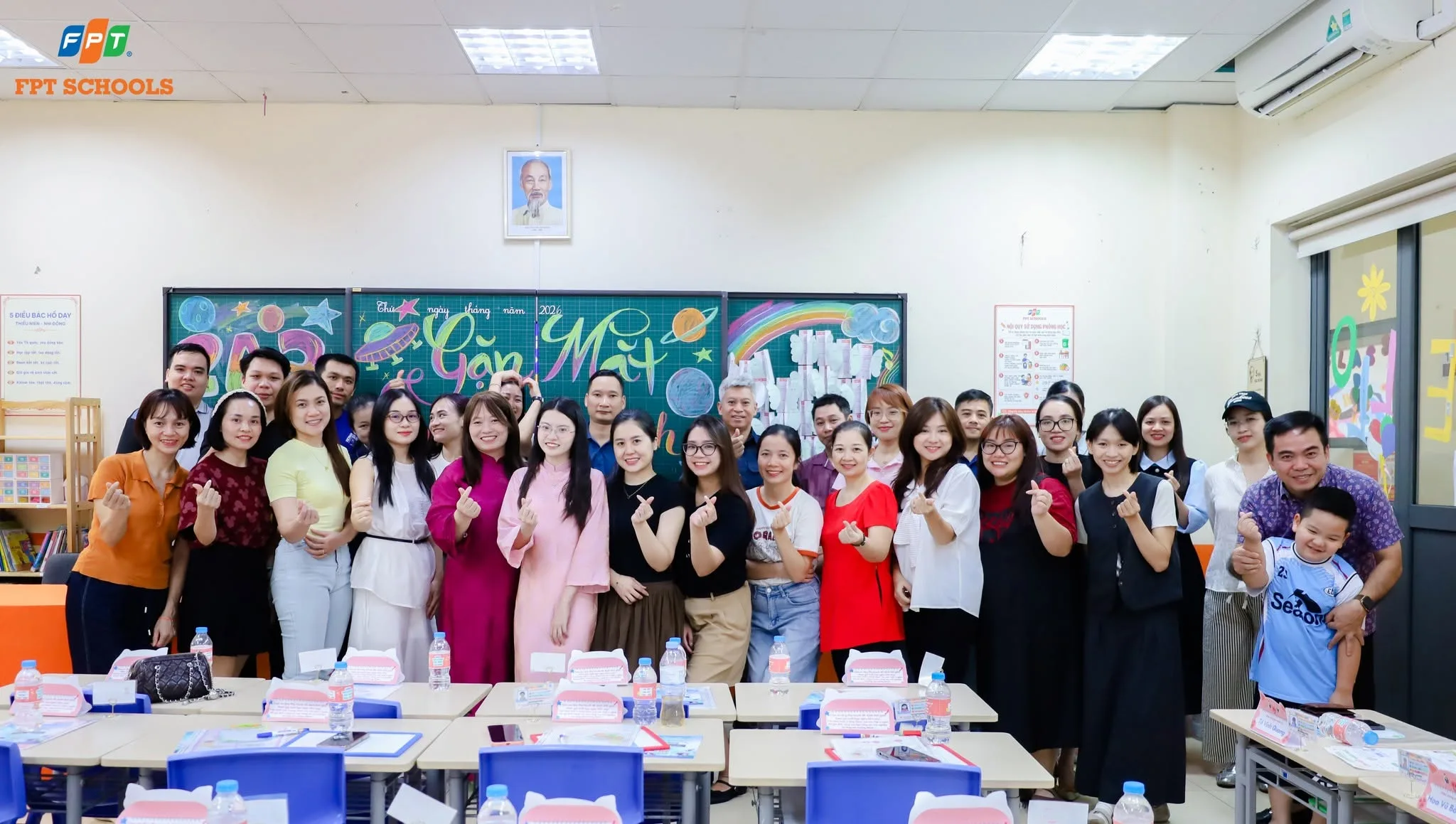 Giáo viên chia sẻ cho phụ huynh về trọng tâm chương trình đào tạo của năm học 2026 - 2027 tại FPT School Cầu Giấy