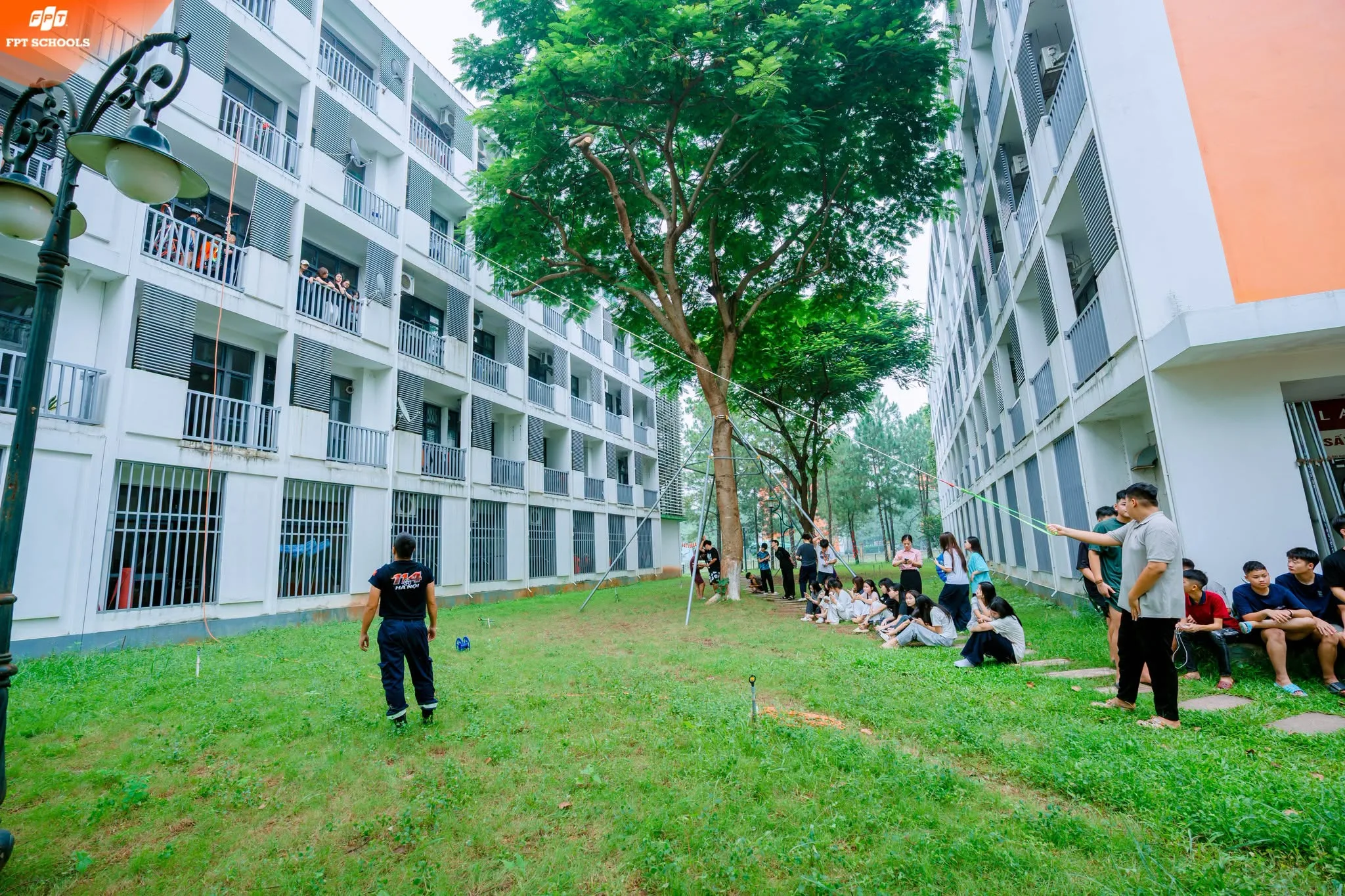 “THỰC CHIẾN” KỸ NĂNG THOÁT HIỂM, SẴN SÀNG ỨNG PHÓ KHI HỎA HOẠN CÙNG FSCHOOLERS KHÓA 14 | FPT Schools