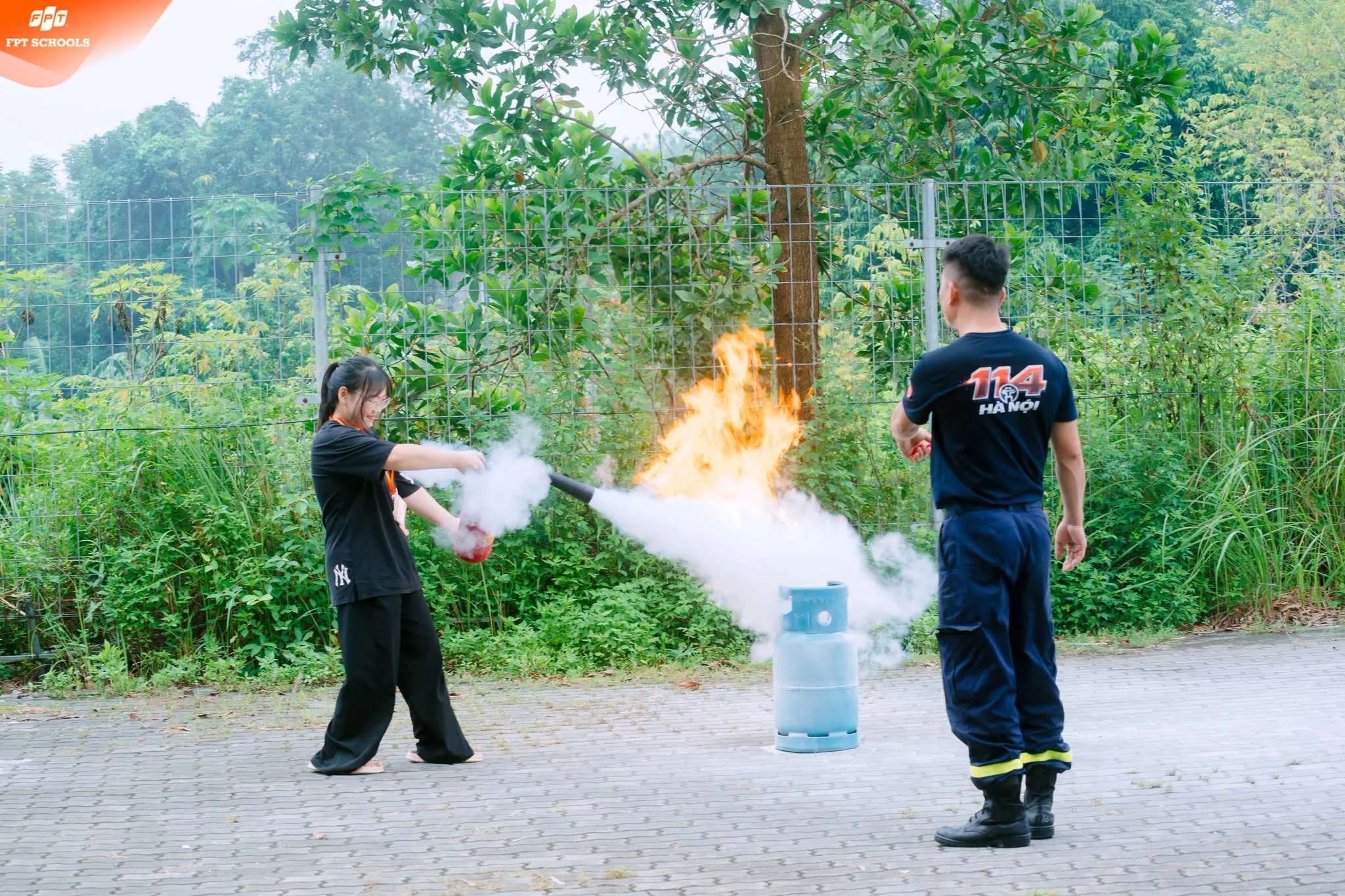 “THỰC CHIẾN” KỸ NĂNG THOÁT HIỂM, SẴN SÀNG ỨNG PHÓ KHI HỎA HOẠN CÙNG FSCHOOLERS KHÓA 14 | FPT Schools