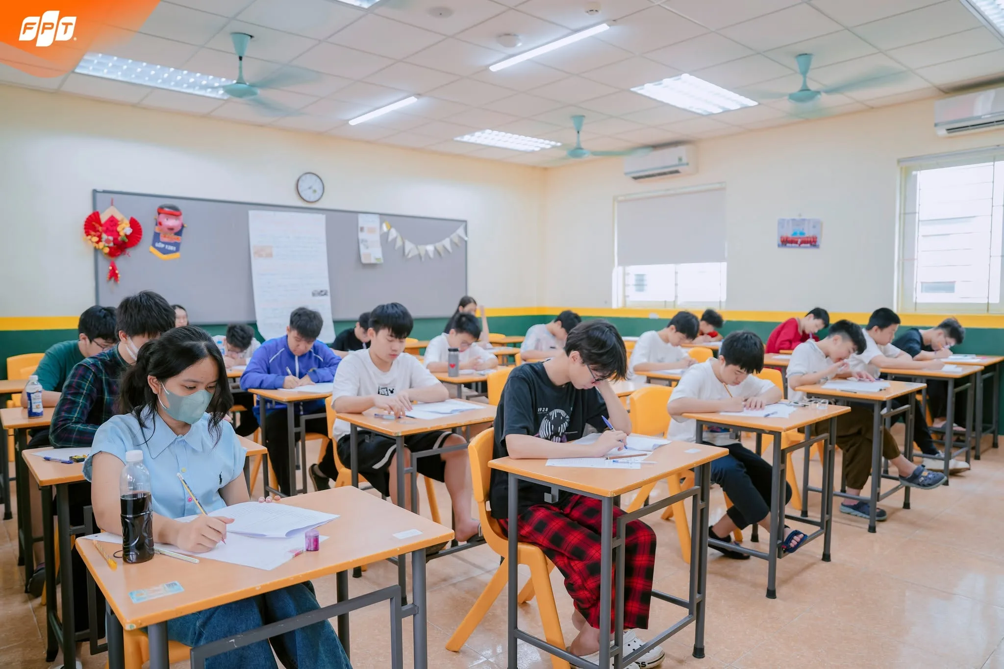 Thí sinh tập trung hoàn thành bài thi trong kỳ thi học bổng học thuật THPT FPT Tây Hà Nội.
