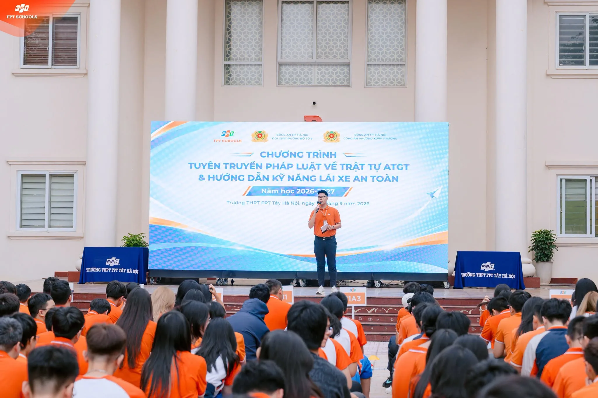 Học sinh tham gia chương trình nâng cao kiến thức về an toàn giao thông 