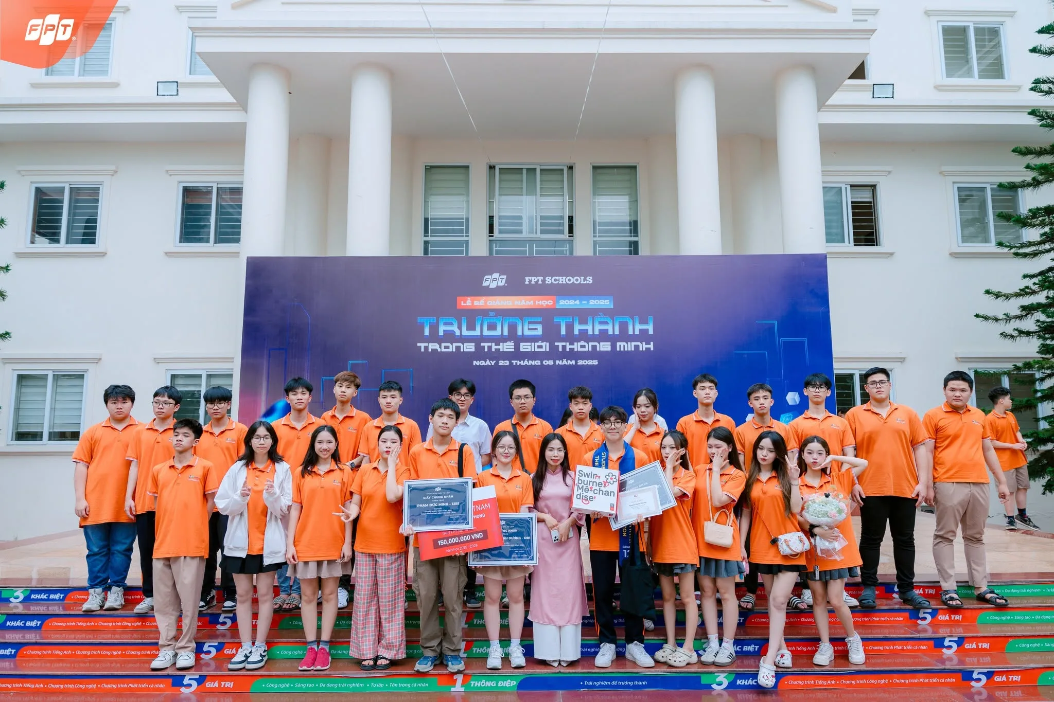 Khoảnh khắc học sinh cùng nhau lưu giữ dấu ấn tại Lễ Bế giảng