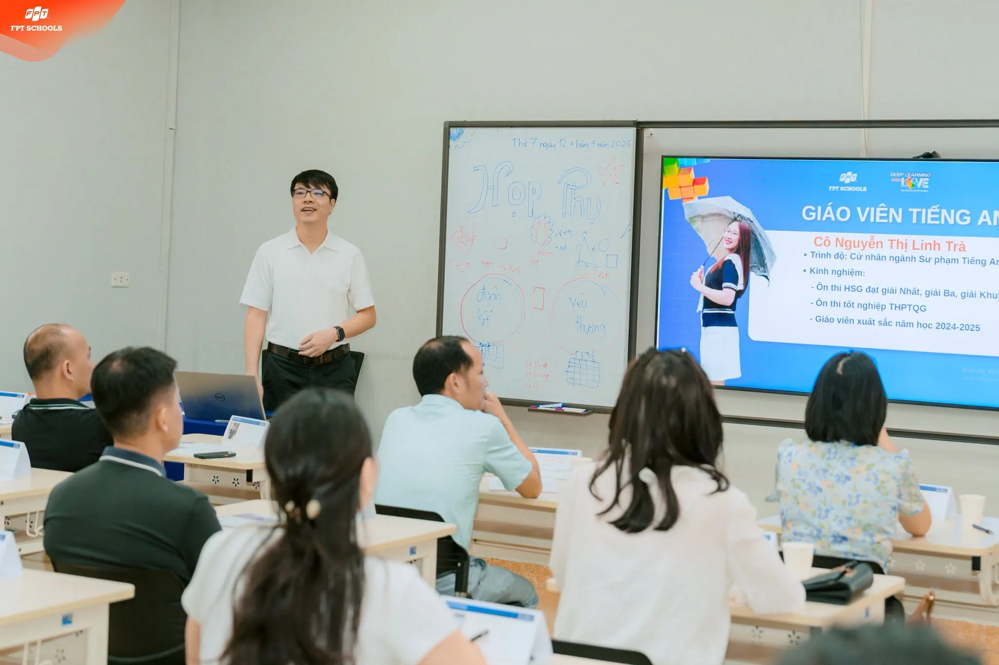 Phụ huynh khối 11 trao đổi cùng giáo viên về quá trình học tập và những mục tiêu học sinh đang hướng tới.