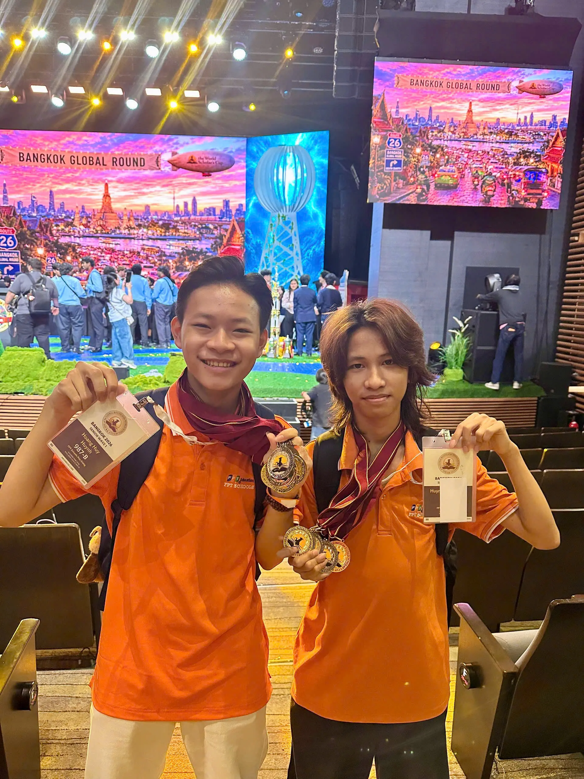 Huỳnh Hoàng Huy (Bên trái) và Nguyễn Huỳnh Minh Quân (Bên phải) lớp 11A - FSchool Hậu Giang tại cuộc thi WSC