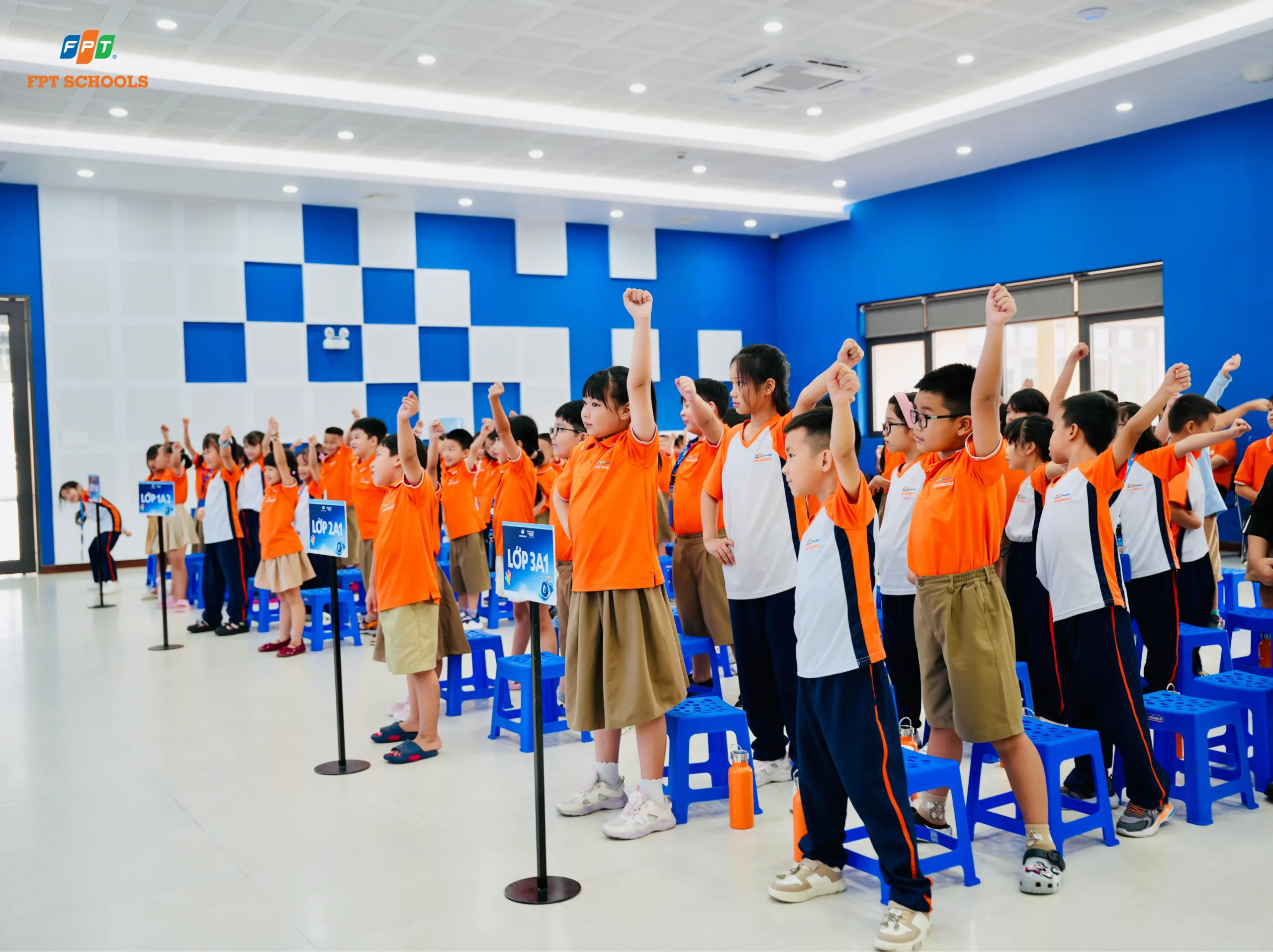 FPT School Sóc Trăng Tuyển Sinh Học Kỳ II Năm Học 2025–2026 - FPT Education Học sinh FPT School Millennia sinh hoạt dưới cờ