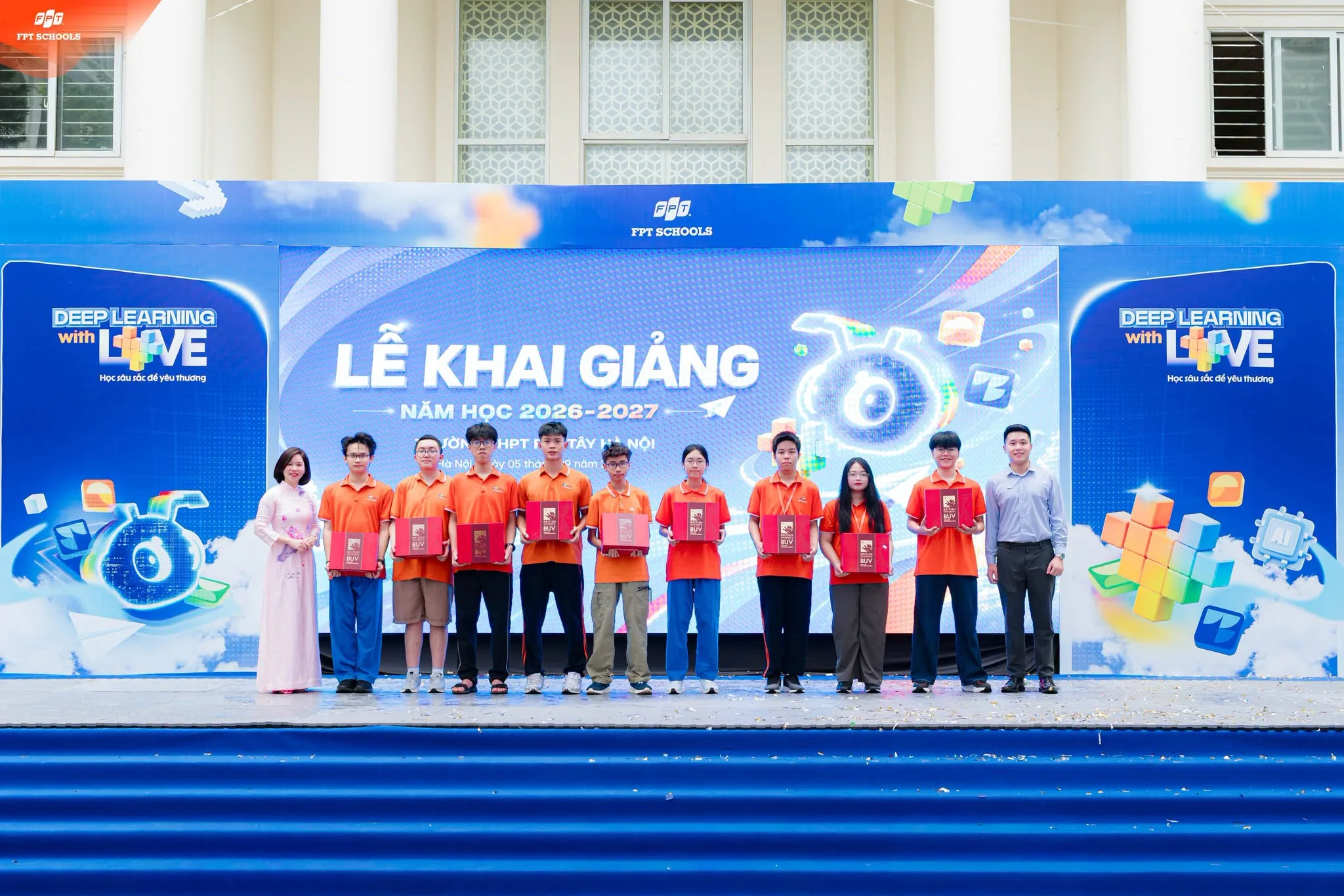 Đại diện BUV trao quà cho các FSchoolers có thành tích nổi bật trong học tập và rèn luyện.