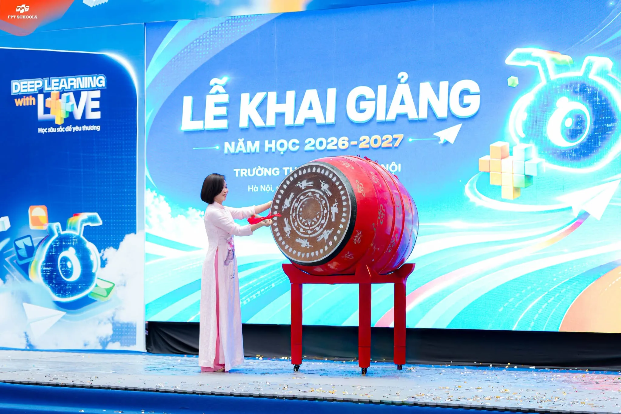 Cô Hiệu trưởng Nguyễn Thu Hiền đánh trống khai giảng 