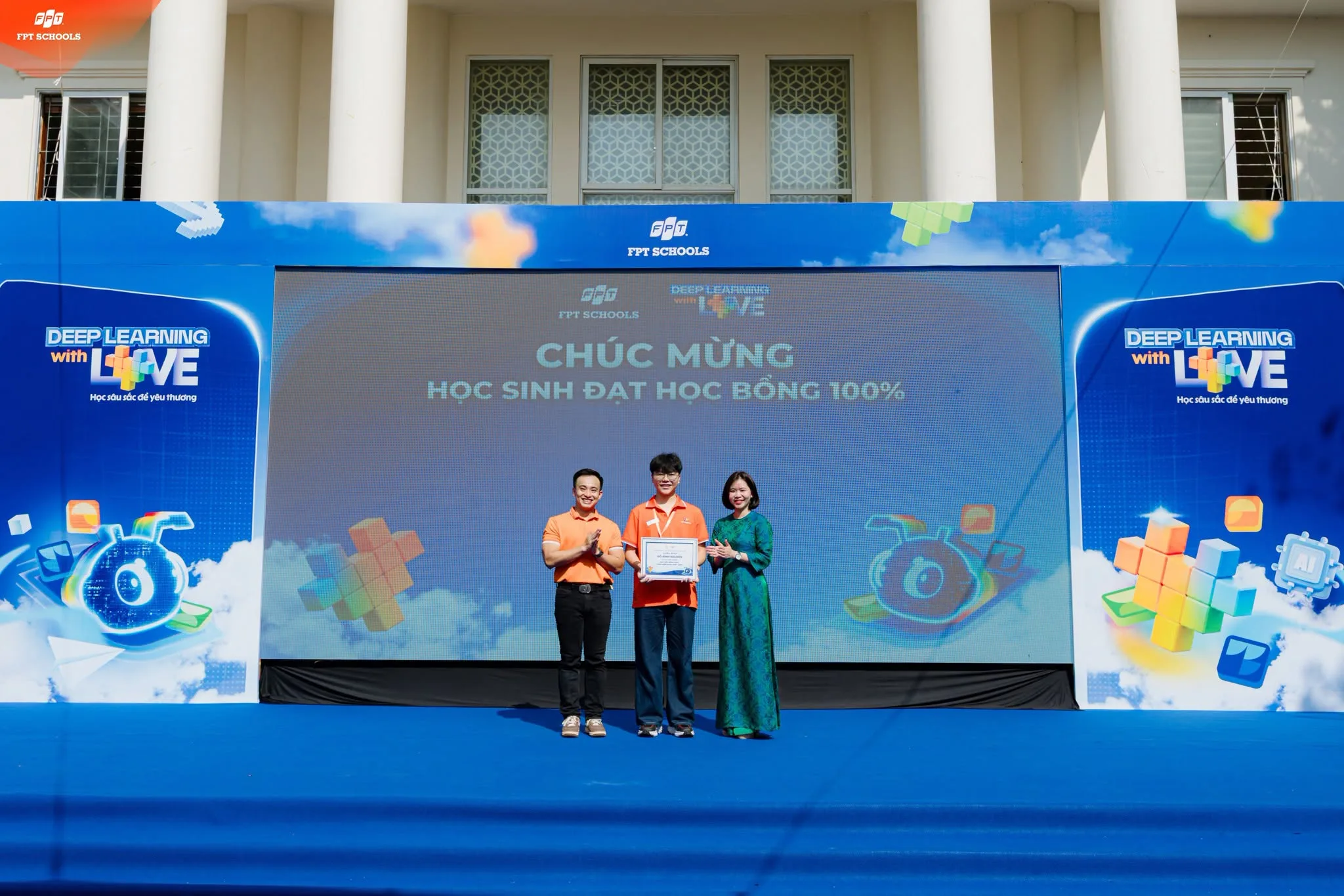 Thầy cô trao học bổng cho các bạn học sinh  tại lễ tựu trường 2026-2027
