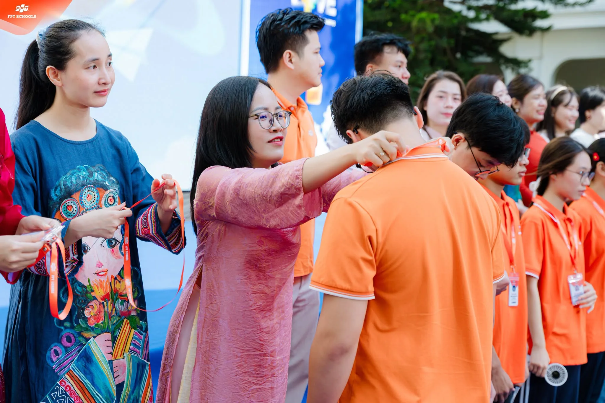 Trao thẻ học sinh tại Lễ Tựu trường 2026 – 2027