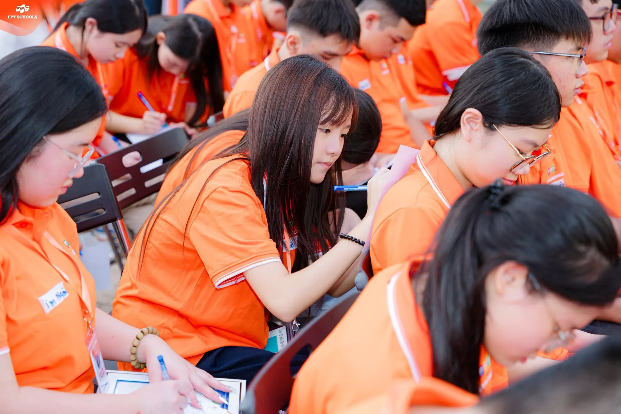 Các bạn học sinh viết thư gửi chính mình trong Lễ tựu trường năm học 2026-2027