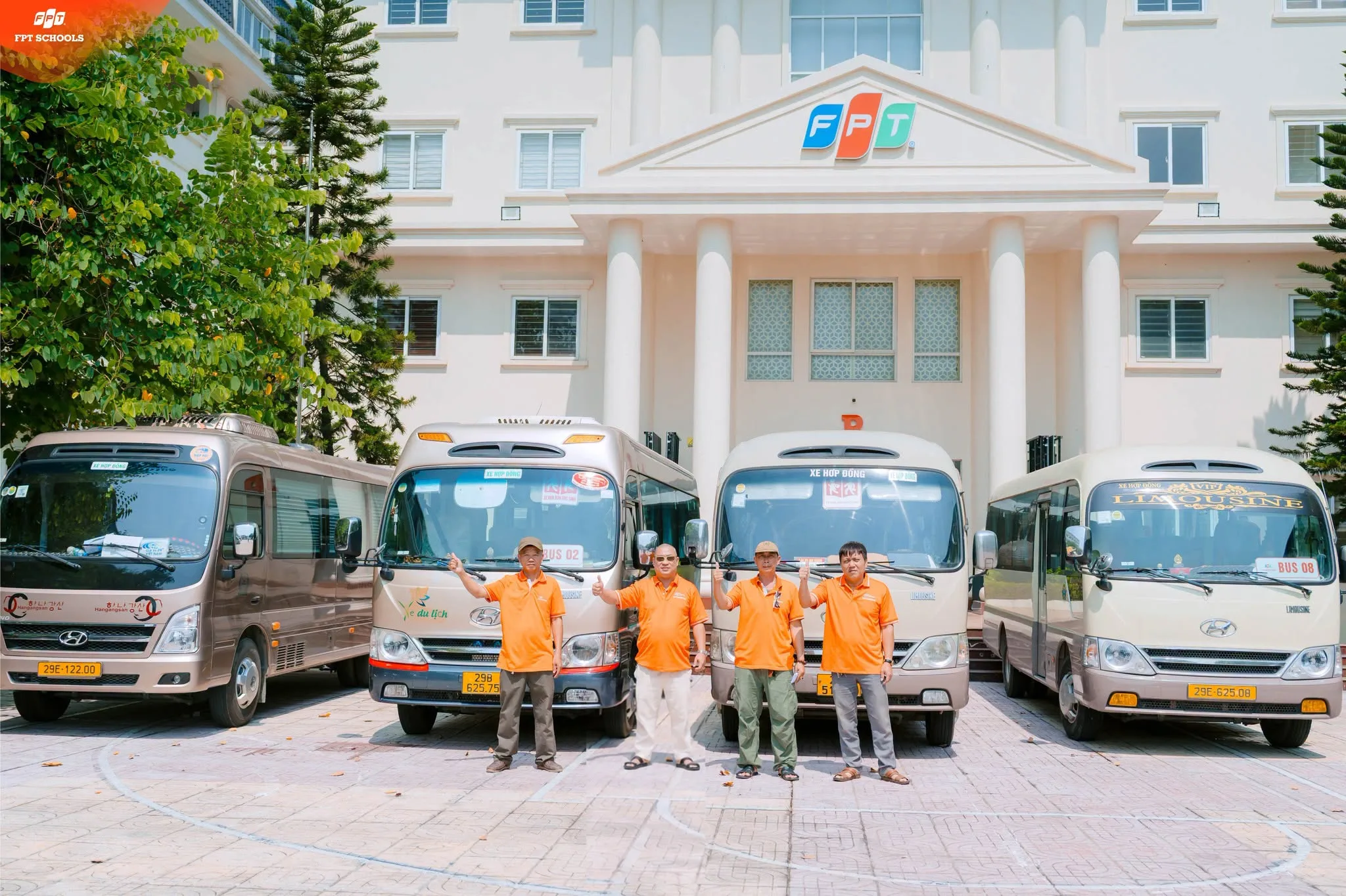 Học sinh di chuyển ra khu vực xe tuyến sau khi kết thúc ngày học.