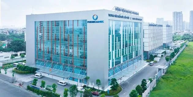 Vị trí gần giữa Nhà trường và Bệnh viện Phenikaa thuận tiện cho việc phối hợp hỗ trợ y tế khi cần thiết.