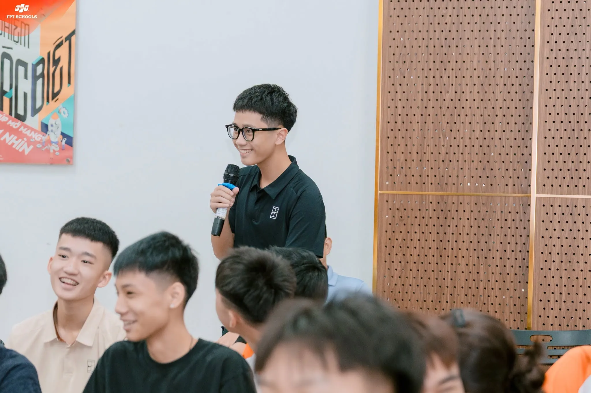 Các bạn học sinh tự tin trao đổi trong buổi học nội quy FSchool Tây Hà Nội