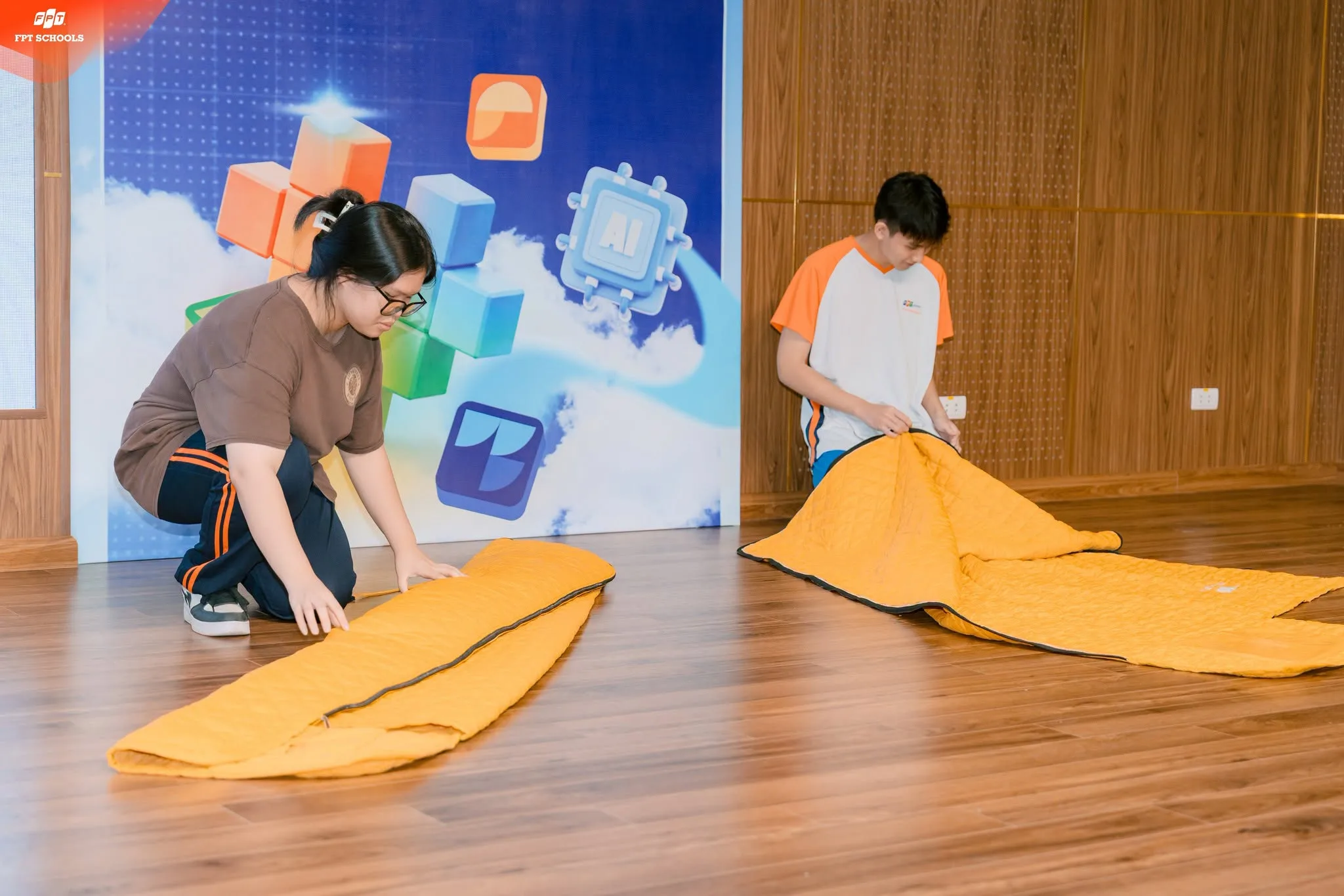 Các bạn học sinh thực hành gấp túi ngủ trong buổi học nội quy FSchool Tây Hà Nội