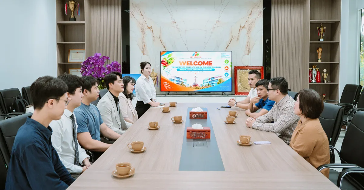 Tập đoàn OurHome Hàn Quốc trực tiếp kiểm tra chất lượng bếp ăn bán trú tại FPT School Hà Nam | FPT Schools