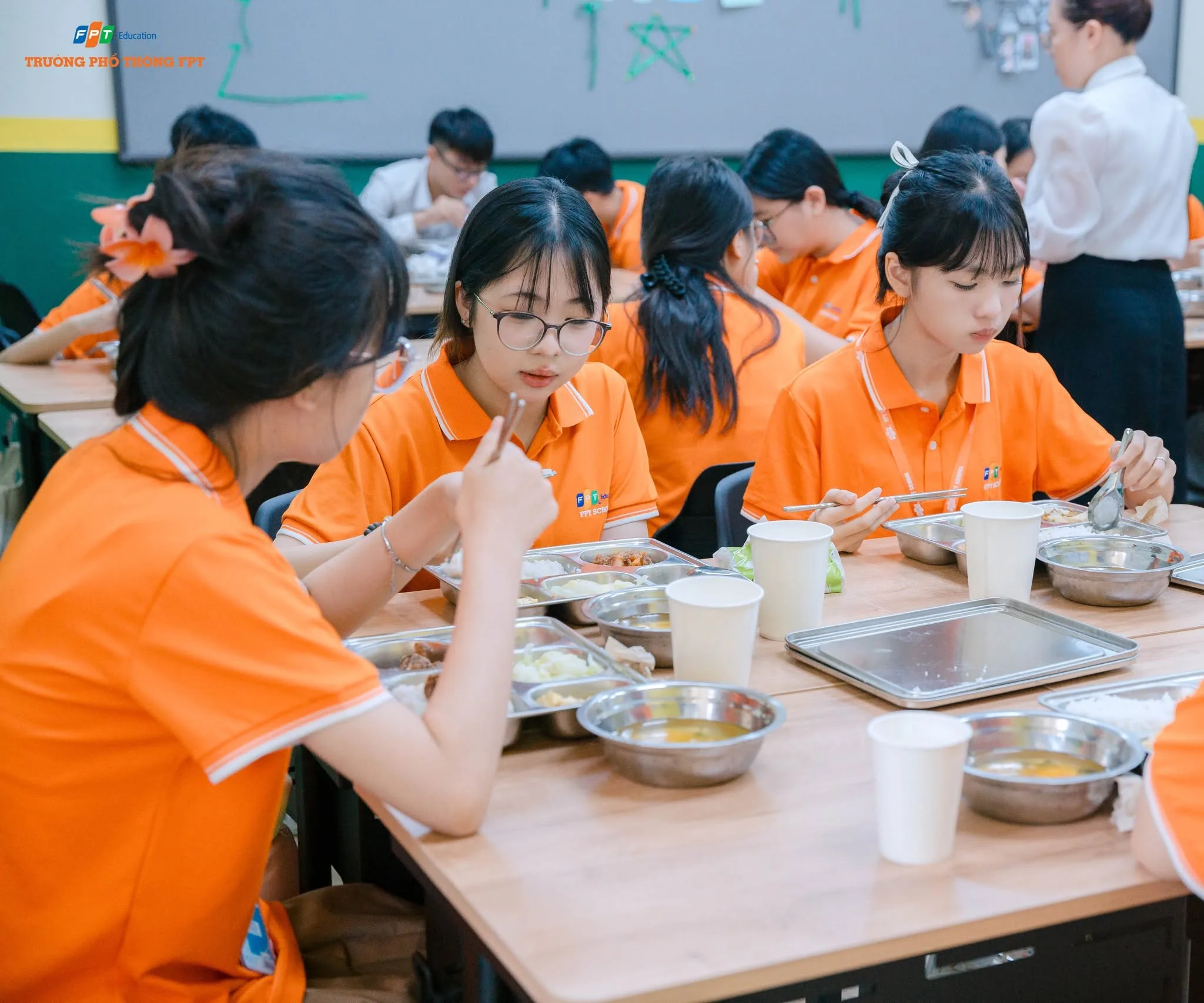 Thời gian biểu học sinh Trường THPT FPT Tây Hà Nội - FPT Education 85 phút ăn trưa và nghỉ trưa giữa ngày học.