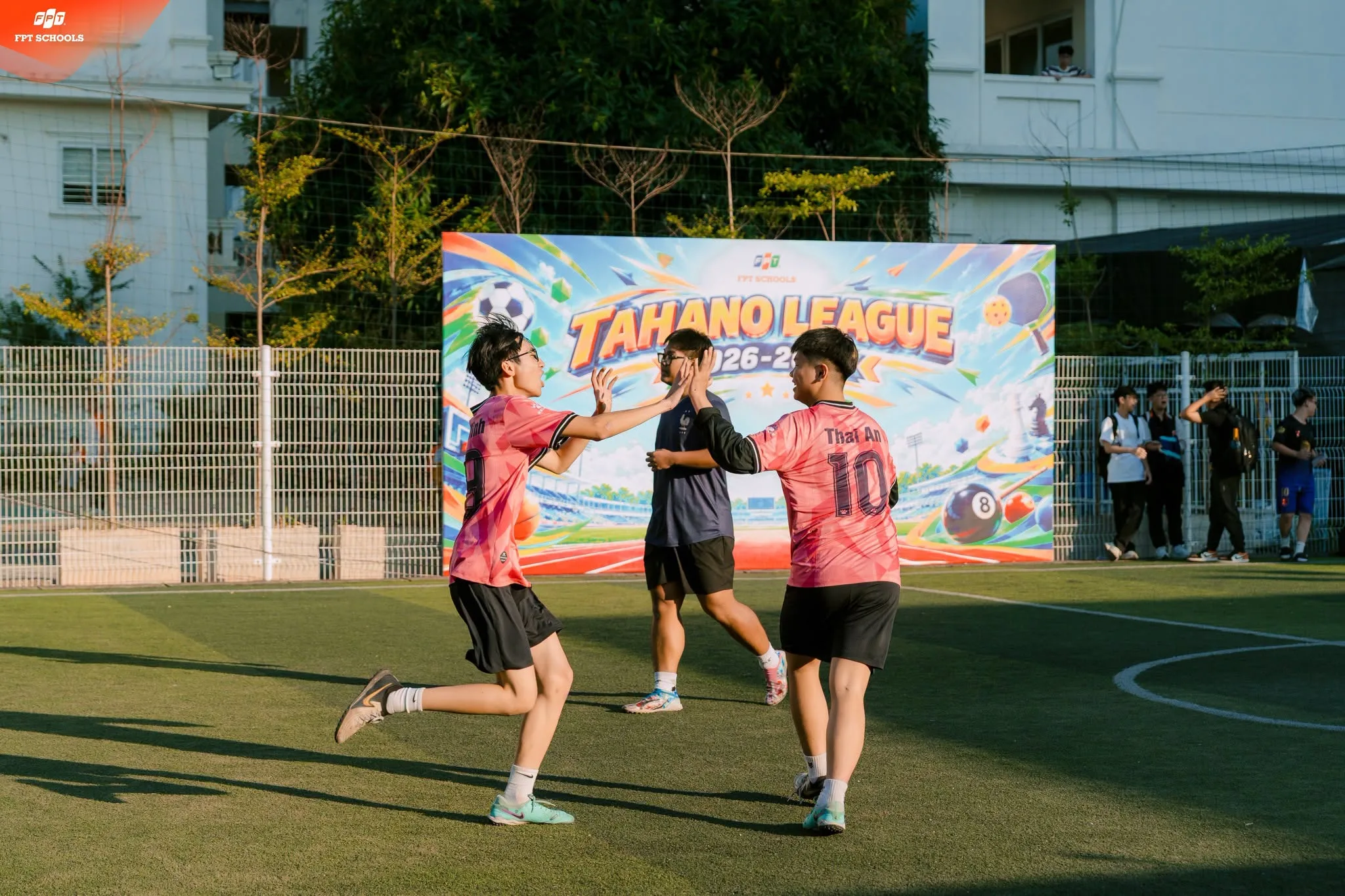 Trường học nhiều trải nghiệm – Học sinh FSchool Tây Hà Nội học từ lớp học đến đời sống - FPT Education Học sinh THPT FPT Tây Hà Nội thực hành Robotics, sáng tạo công nghệ và chinh phục các sân chơi học thuật