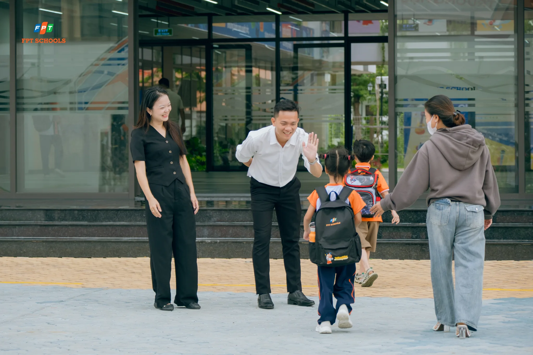 Cổng trường FPT School Millennia 2