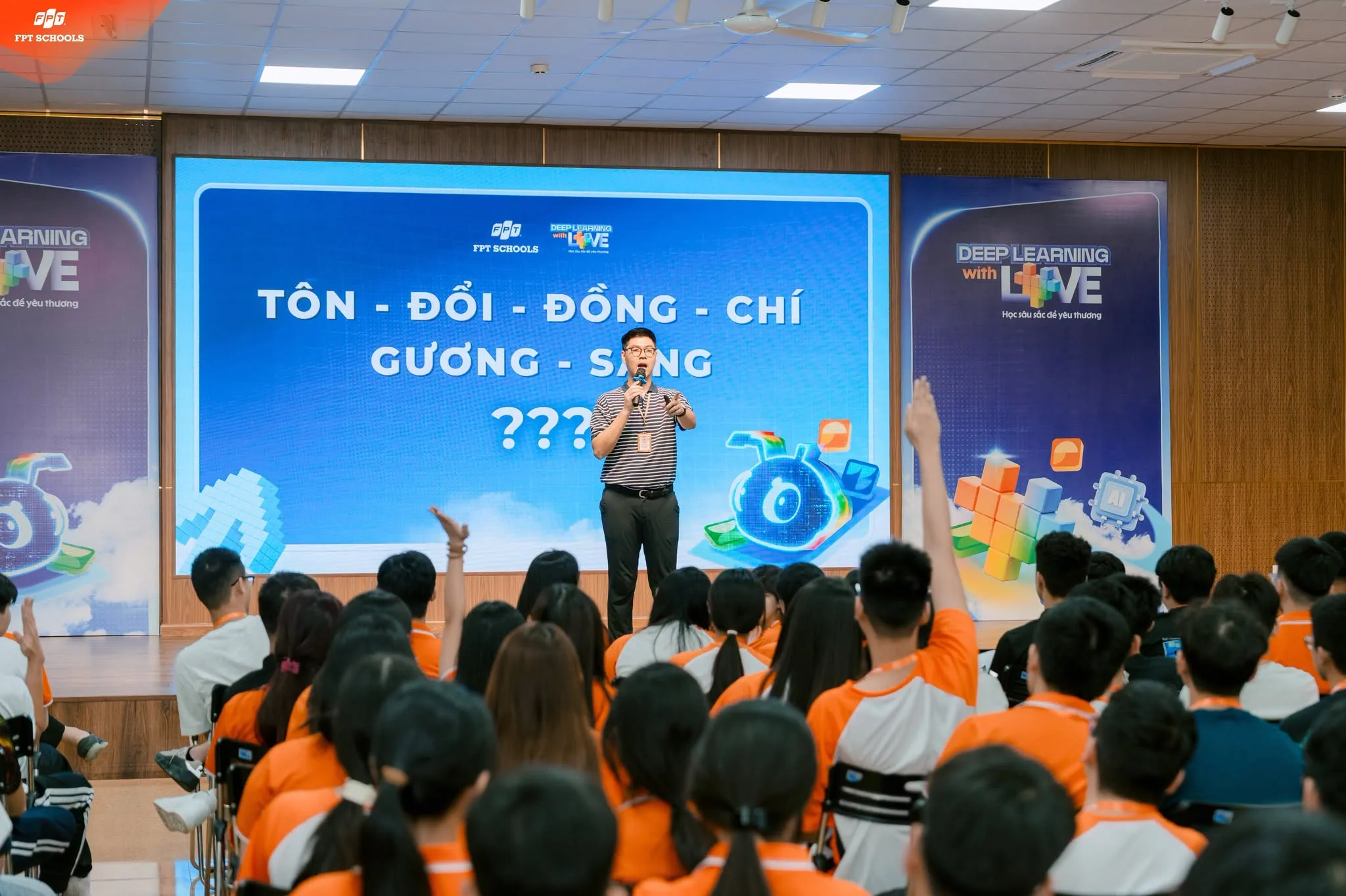Văn hóa FPT Schools – Bài học đầu tiên của tân binh khối 10 tại FSchool Tây Hà Nội - FPT Education Học sinh tương tác sôi nổi tại buổi học Văn hóa FPT Schools