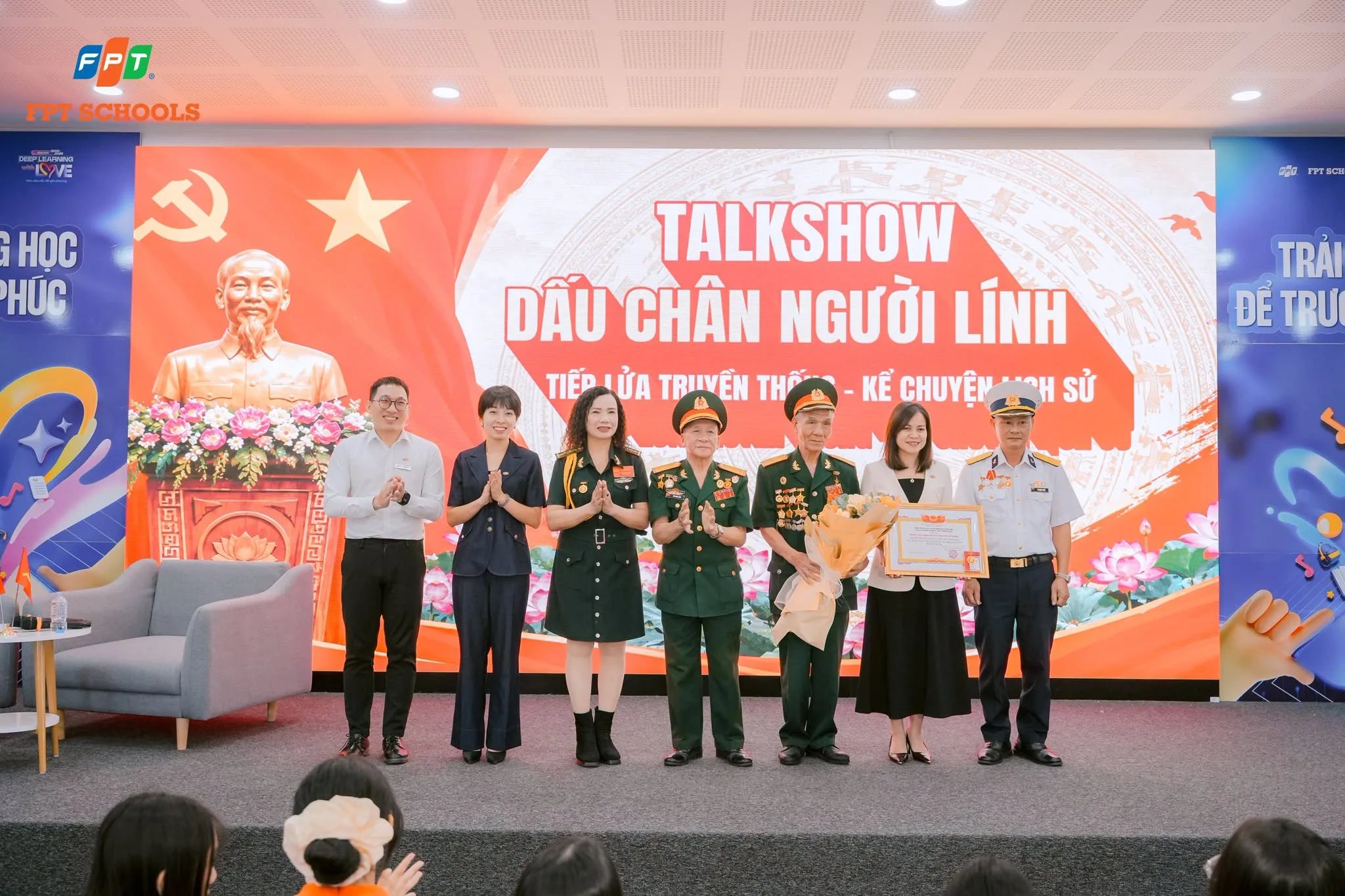 dấu chân người lính