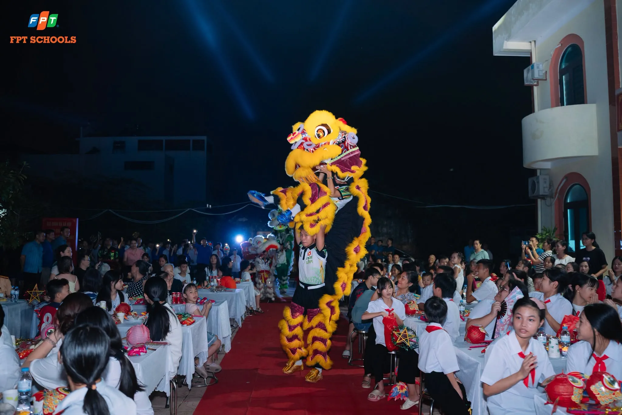 ĐÊM HỘI TRĂNG RẰM: FSCHOOLERS BẮC GIANG LAN TỎA YÊU THƯƠNG TẠI CƠ SỞ BẢO TRỢ XÃ HỘI - FPT Education ĐÊM HỘI TRĂNG RẰM: FSCHOOLERS BẮC GIANG LAN TỎA YÊU THƯƠNG TẠI CƠ SỞ BẢO TRỢ XÃ HỘI | FPT Schools