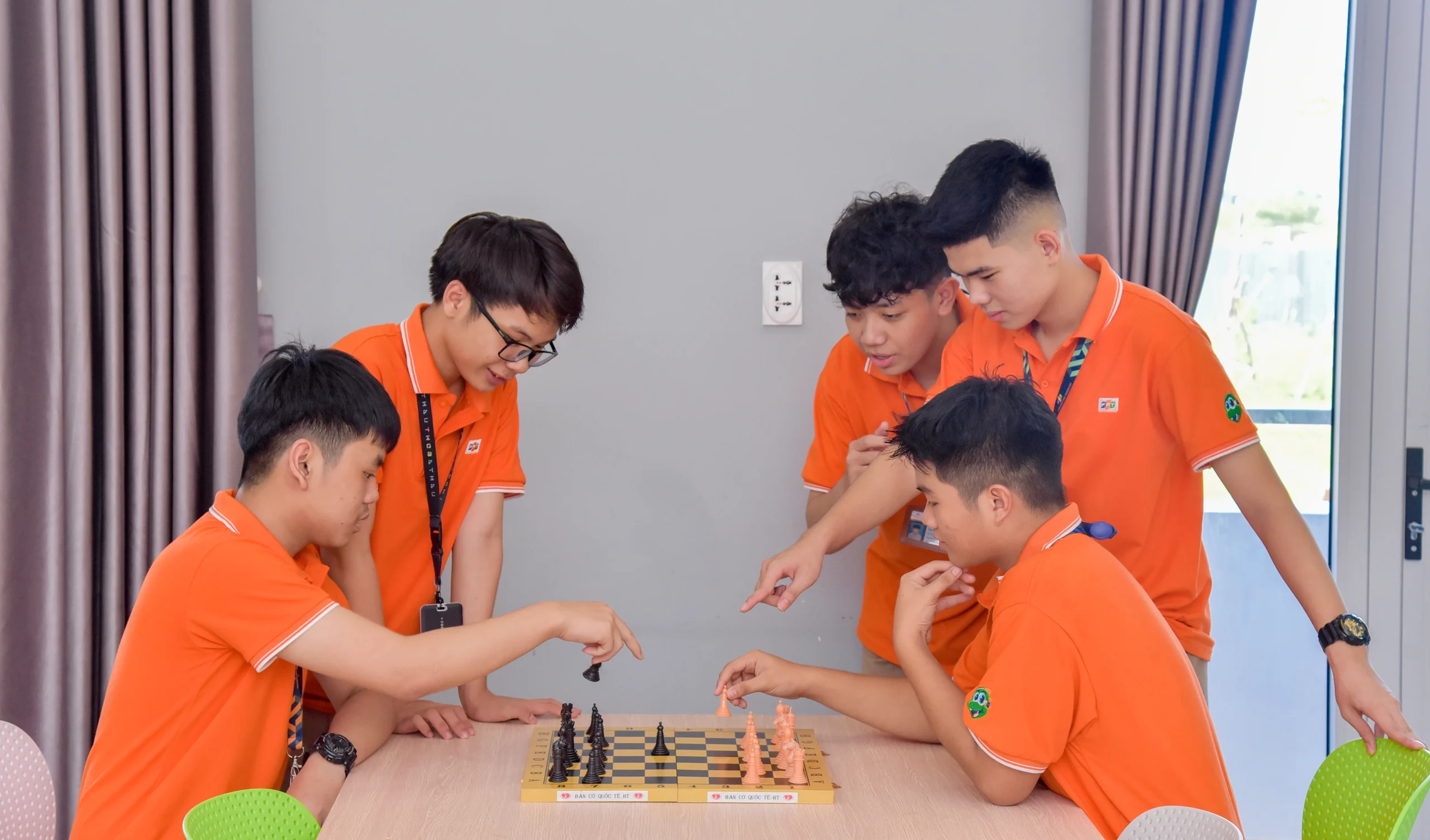 Tự lập là gì? 10 cách cha mẹ dạy con tính tự lập ngay từ nhỏ | FPT Schools