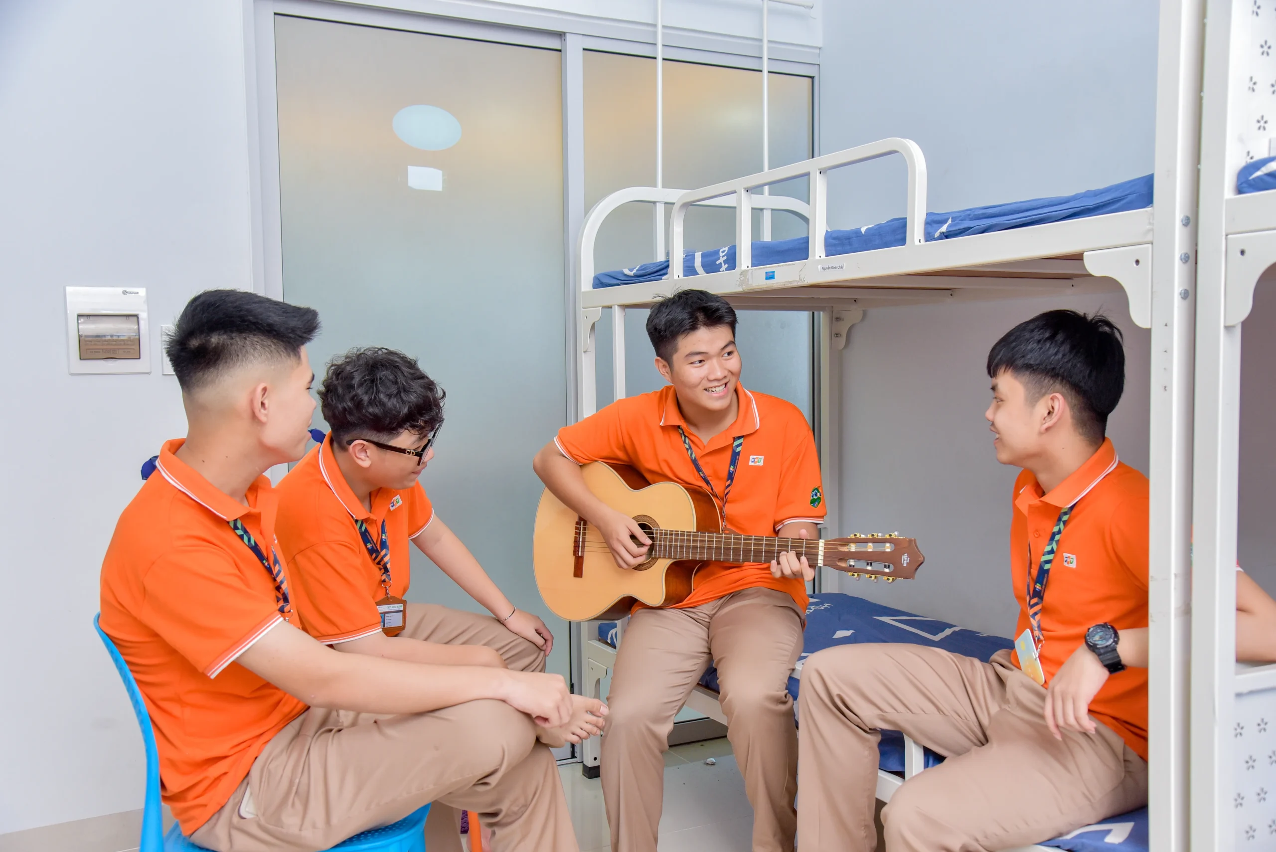 Tự lập là gì? 10 cách cha mẹ dạy con tính tự lập ngay từ nhỏ | FPT Schools