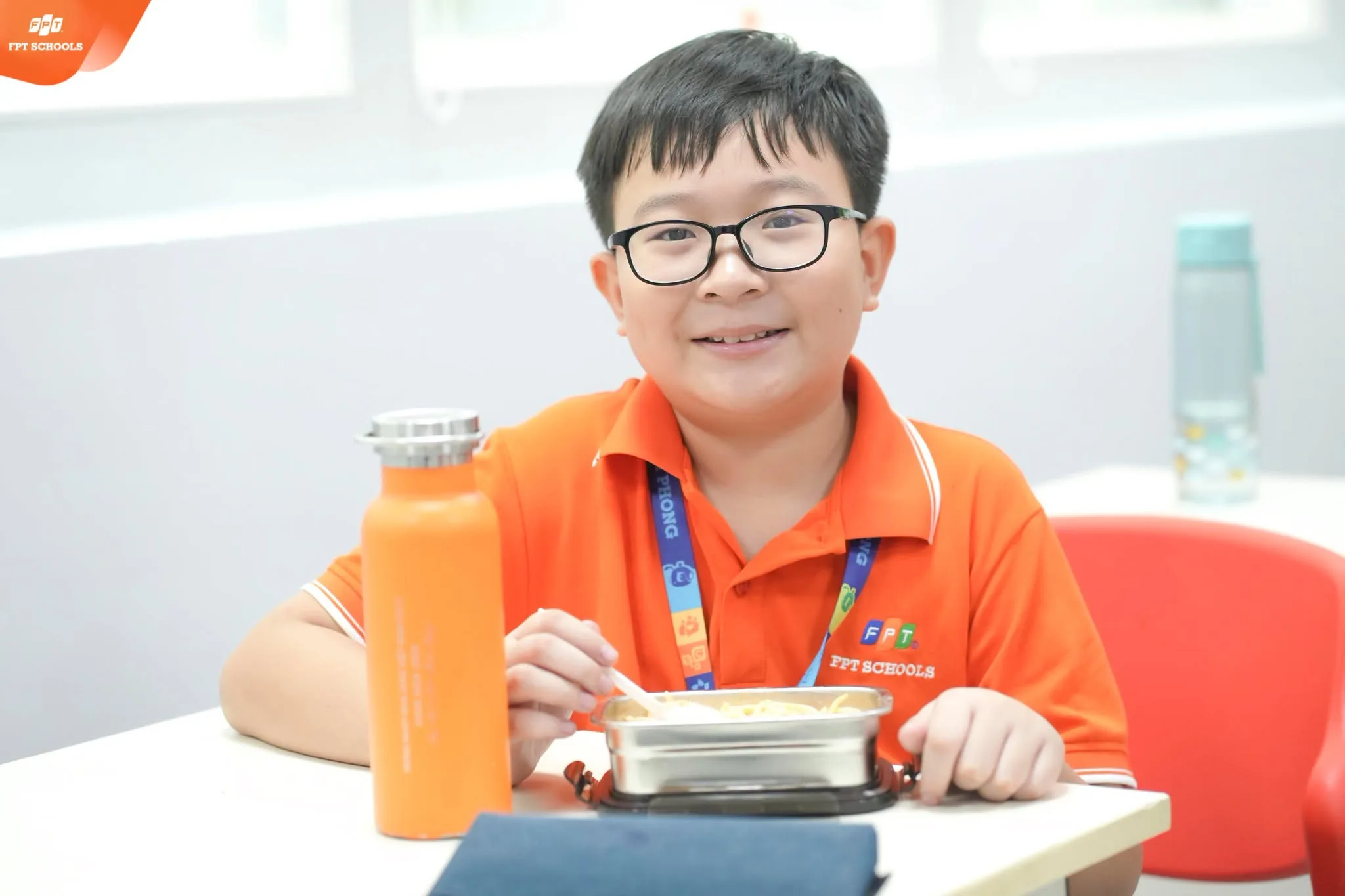 Học sinh FPT School Hải Phòng đón nhận món quà dinh dưỡng