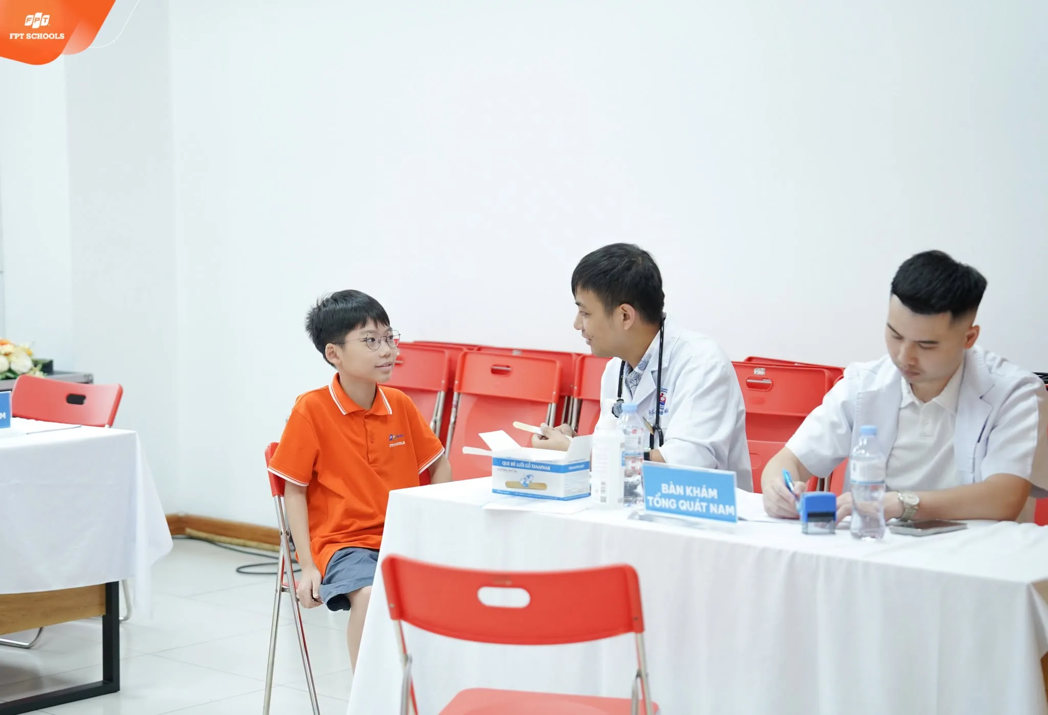 Bác sĩ tư vấn sức khỏe cho học sinh FPT School Hải Phòng