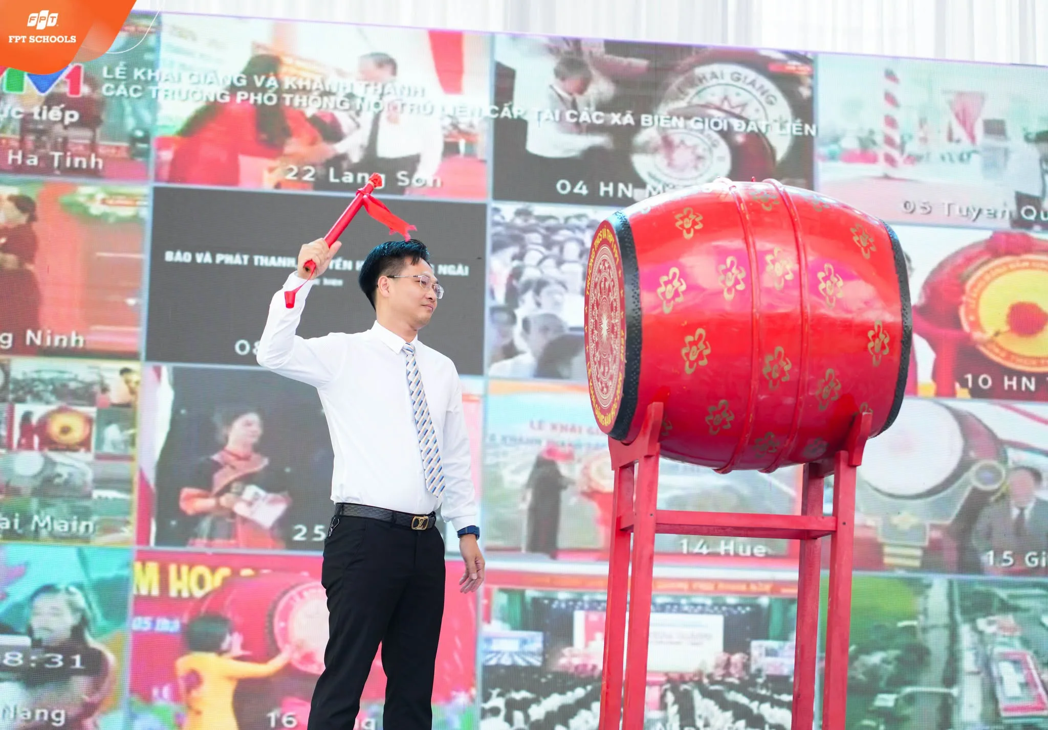 Thầy Hiệu trưởng đánh trống chào năm học mới