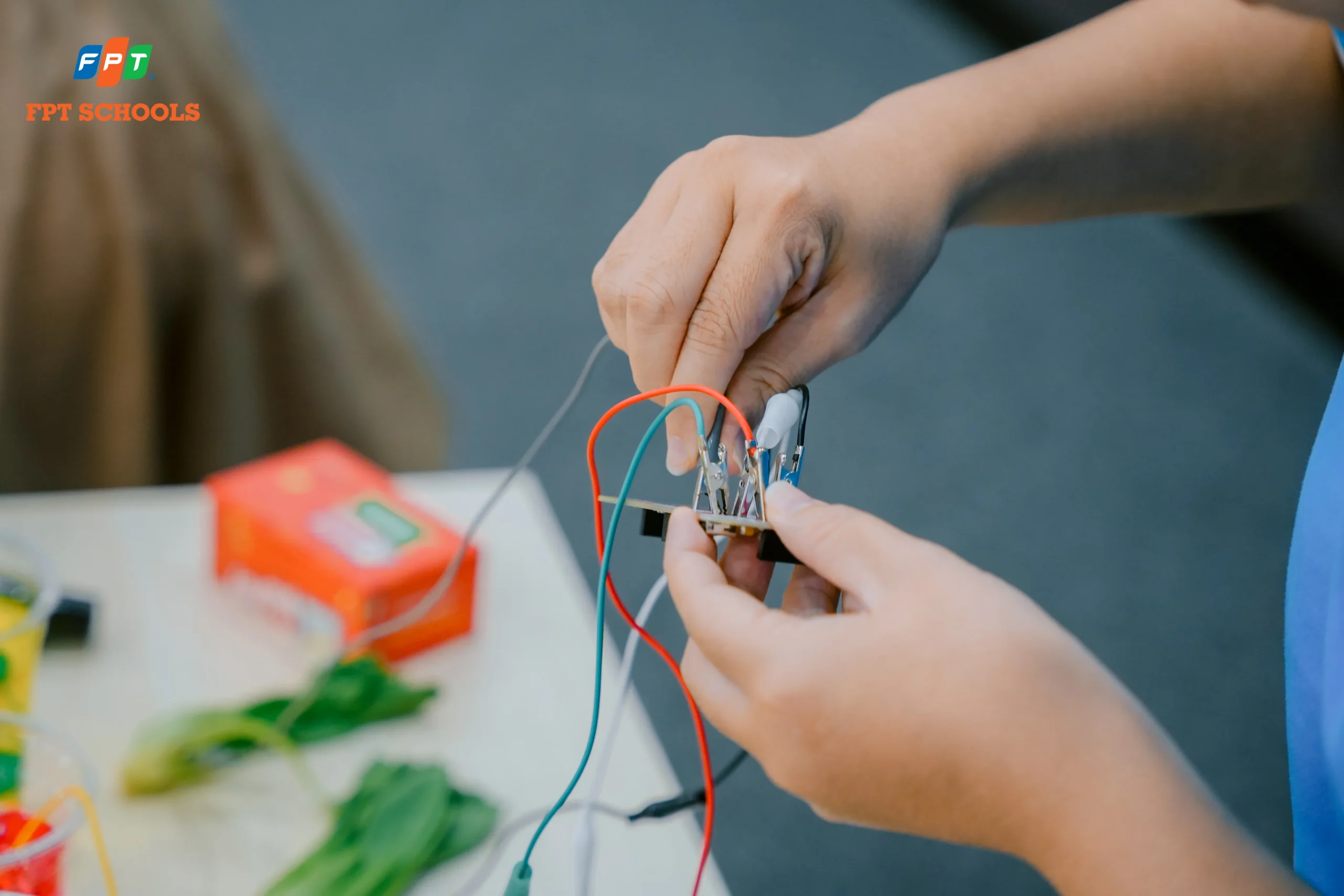 Giáo viên mầm non thực hành tạo tiết học sinh tạo với Makey Makey