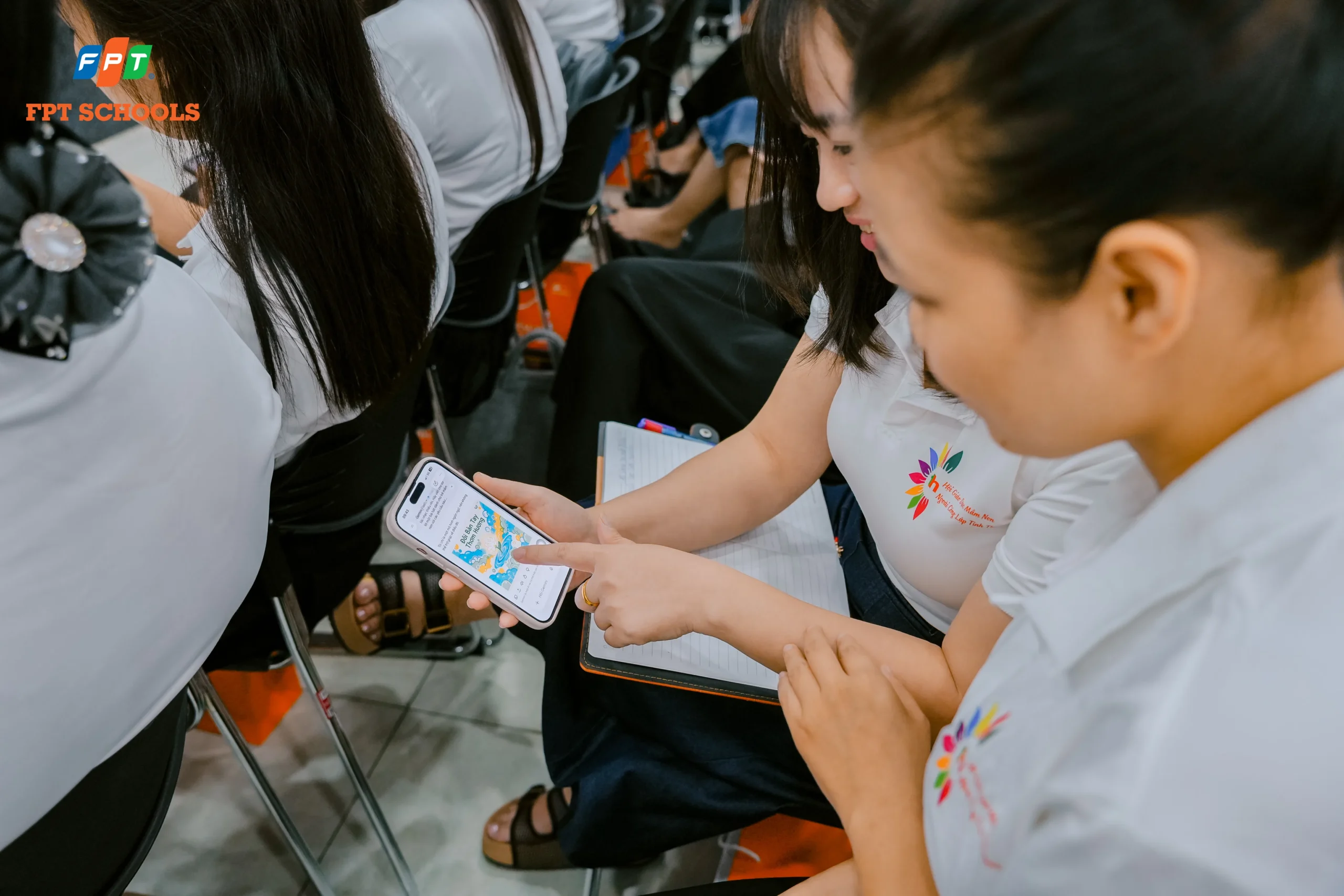 Giáo viên mầm non thực hành tạo bài hát tại buổi tập huấn AI