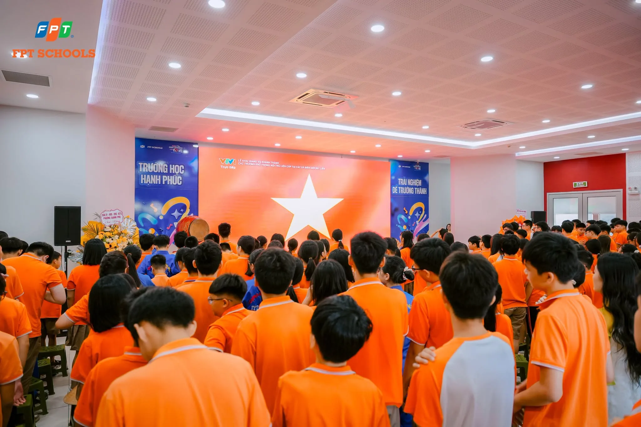 Hòa chung không khí ngày hội tựu trường cả nước, FPT School Thanh Hóa khai giảng năm học 2026-2027 với không khí trang nghiêm của Lễ Khai giảng "Deep Learning With Love" cùng các Fschoolers.
