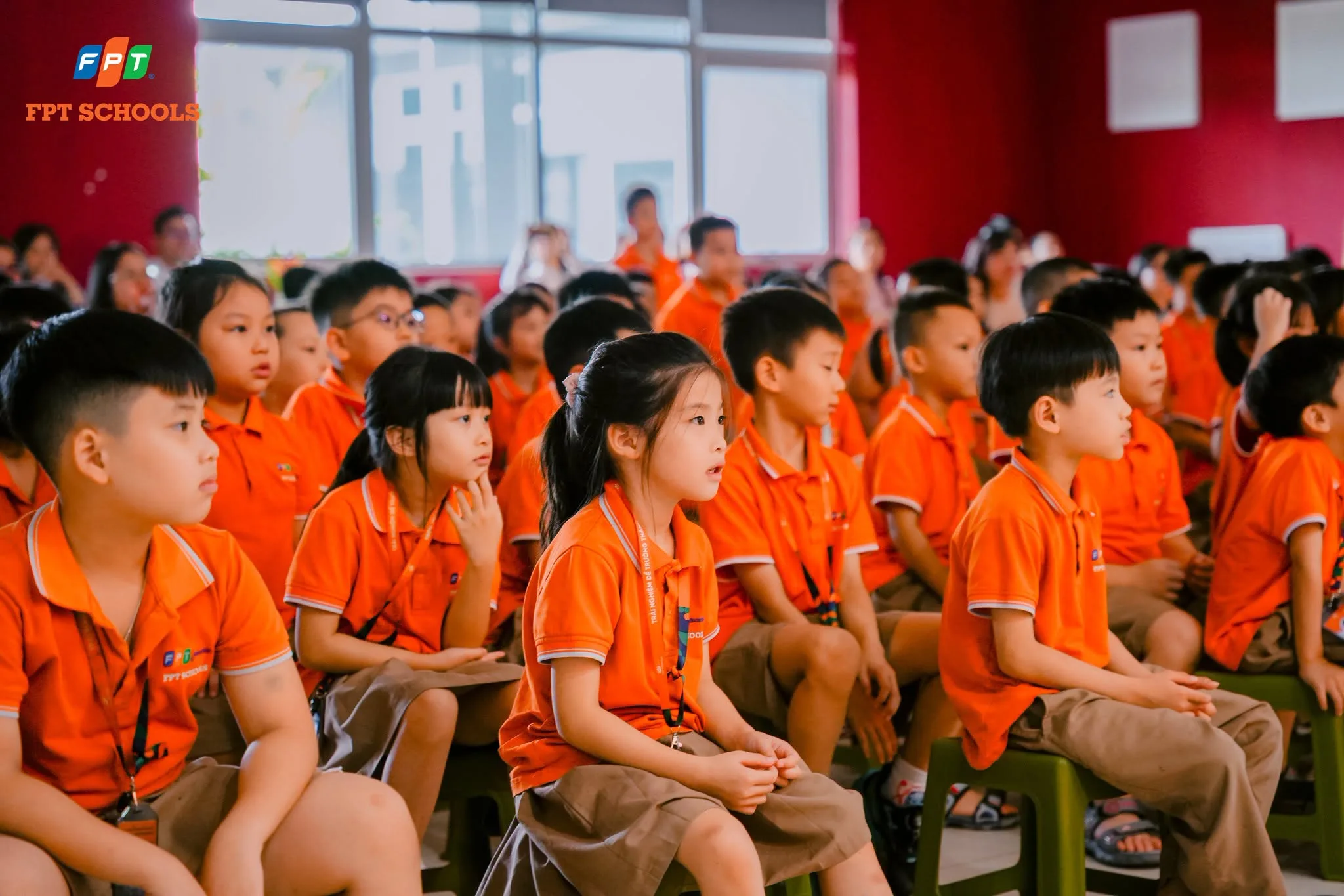 Các em học sinh Fschoolers chăm chú theo dõi buổi Lễ Khai giảng năm học 2026-2027 khi FPT School Thanh Hóa khai giảng với chủ đề Deep Learning With Love.
