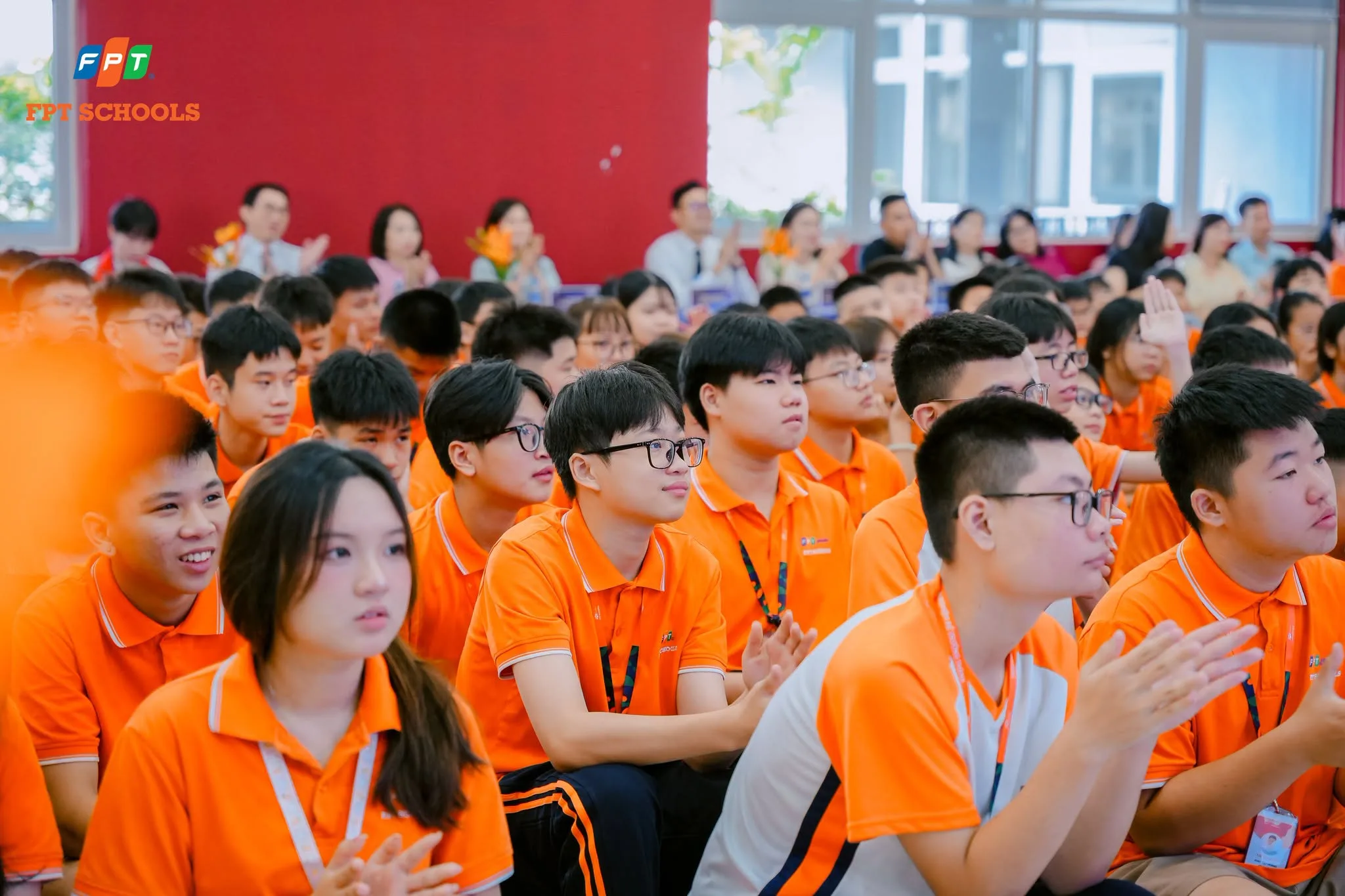 Các em học sinh Fschoolers chăm chú theo dõi buổi Lễ Khai giảng năm học 2026-2027 khi FPT School Thanh Hóa khai giảng với chủ đề Deep Learning With Love.