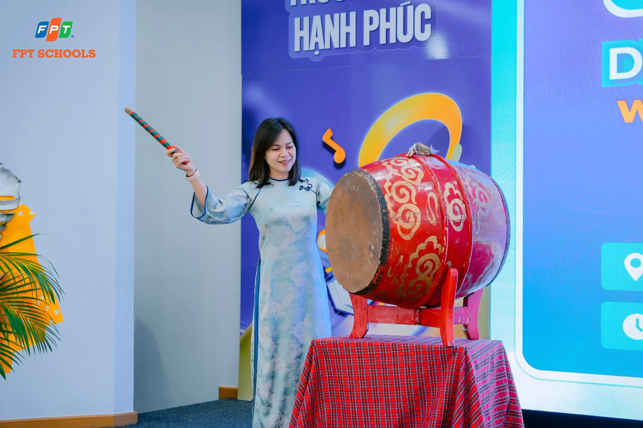 Cô Hà Thị Thu Hiền - Hiệu trưởng trường Tiểu học, THCS & THPT FPT Thanh Hóa đánh trống khai trường tại Lễ Khai giảng năm học 2026-2027