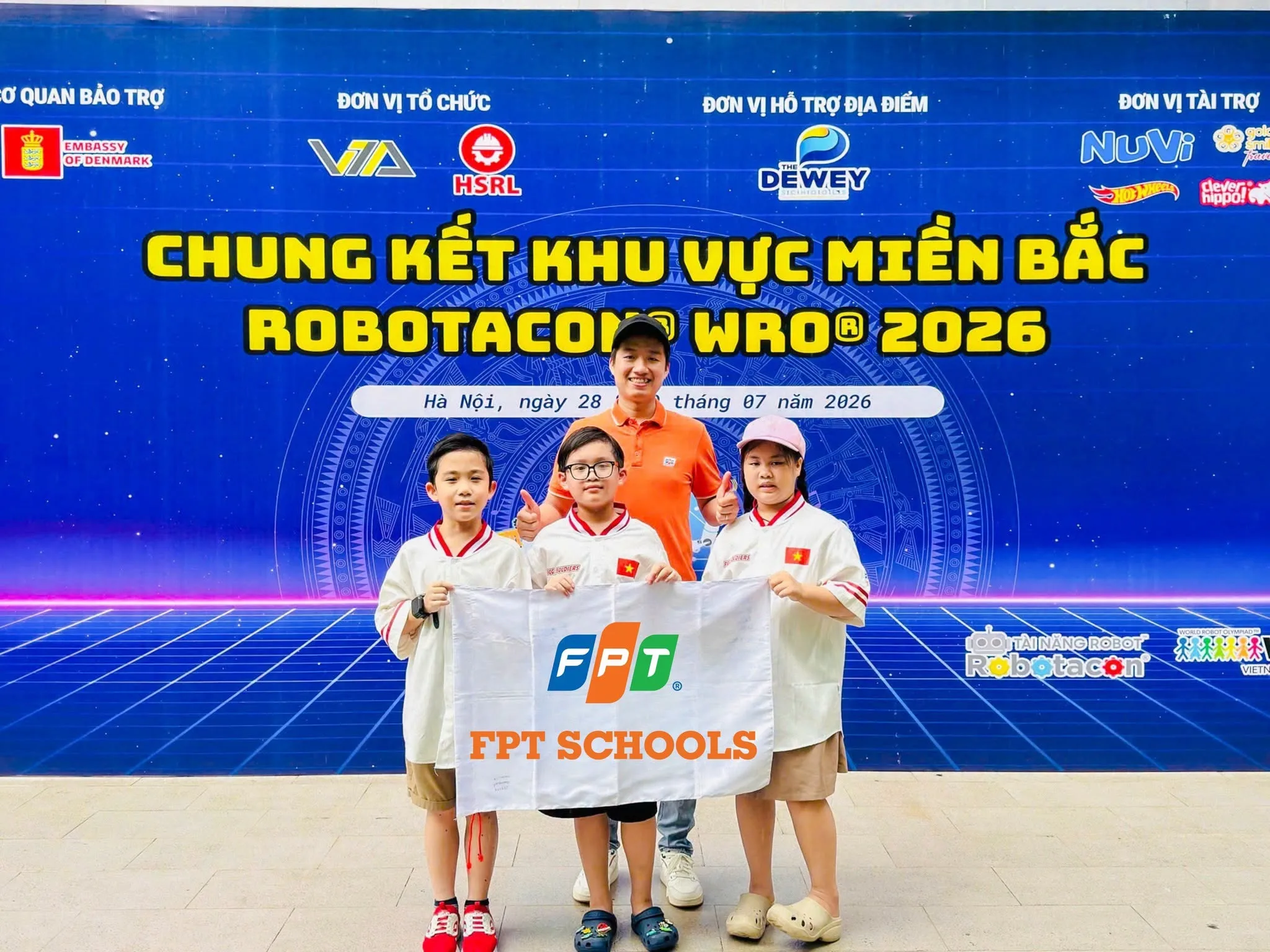 Từ những lần thử - sai đến chứng chỉ Vàng ROBOTACON® WRO® 2026 của 3 FPTers Cầu Giấy  | FPT Schools