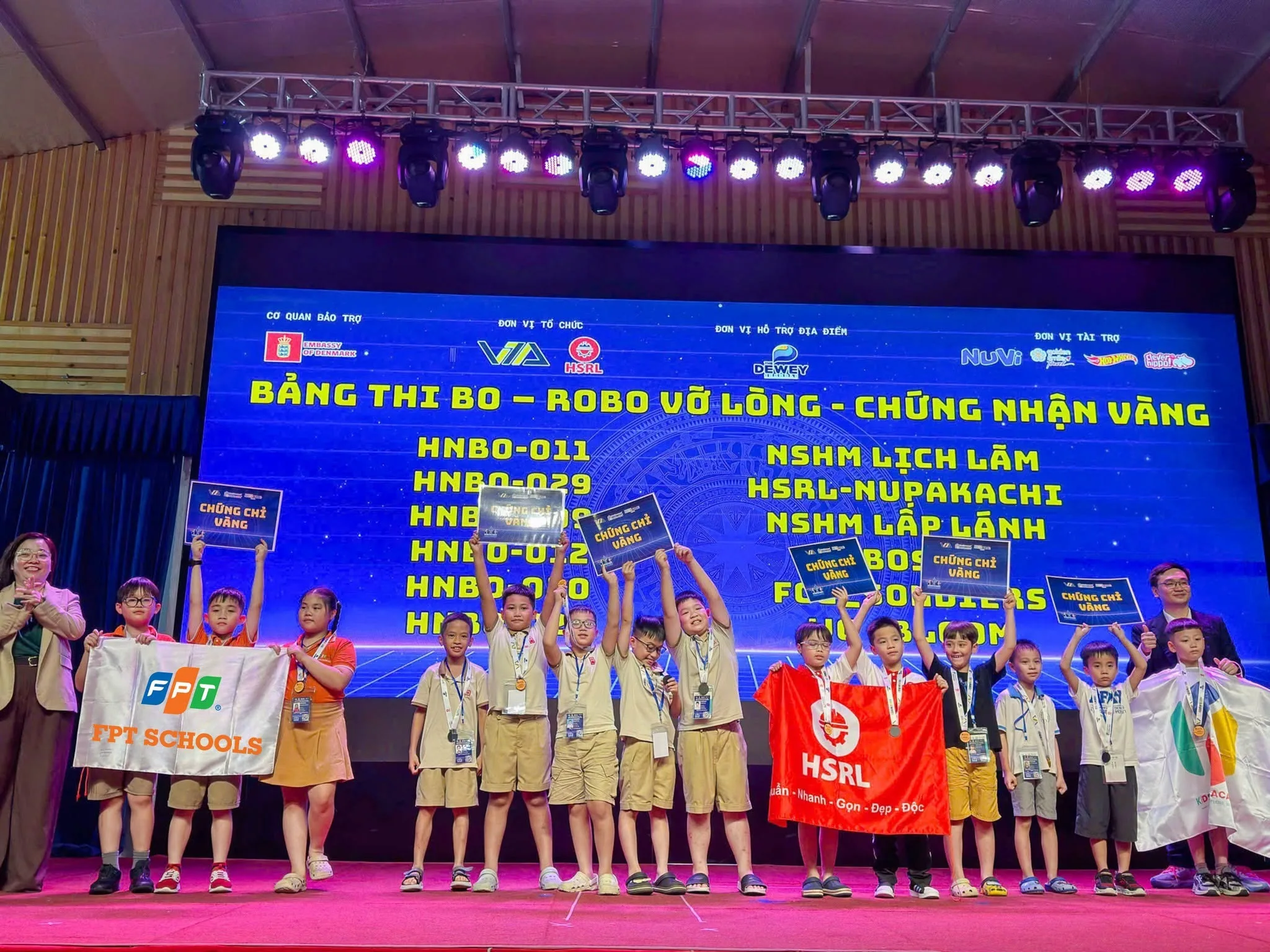 Từ những lần thử - sai đến chứng chỉ Vàng ROBOTACON® WRO® 2026 của 3 FPTers Cầu Giấy  | FPT Schools