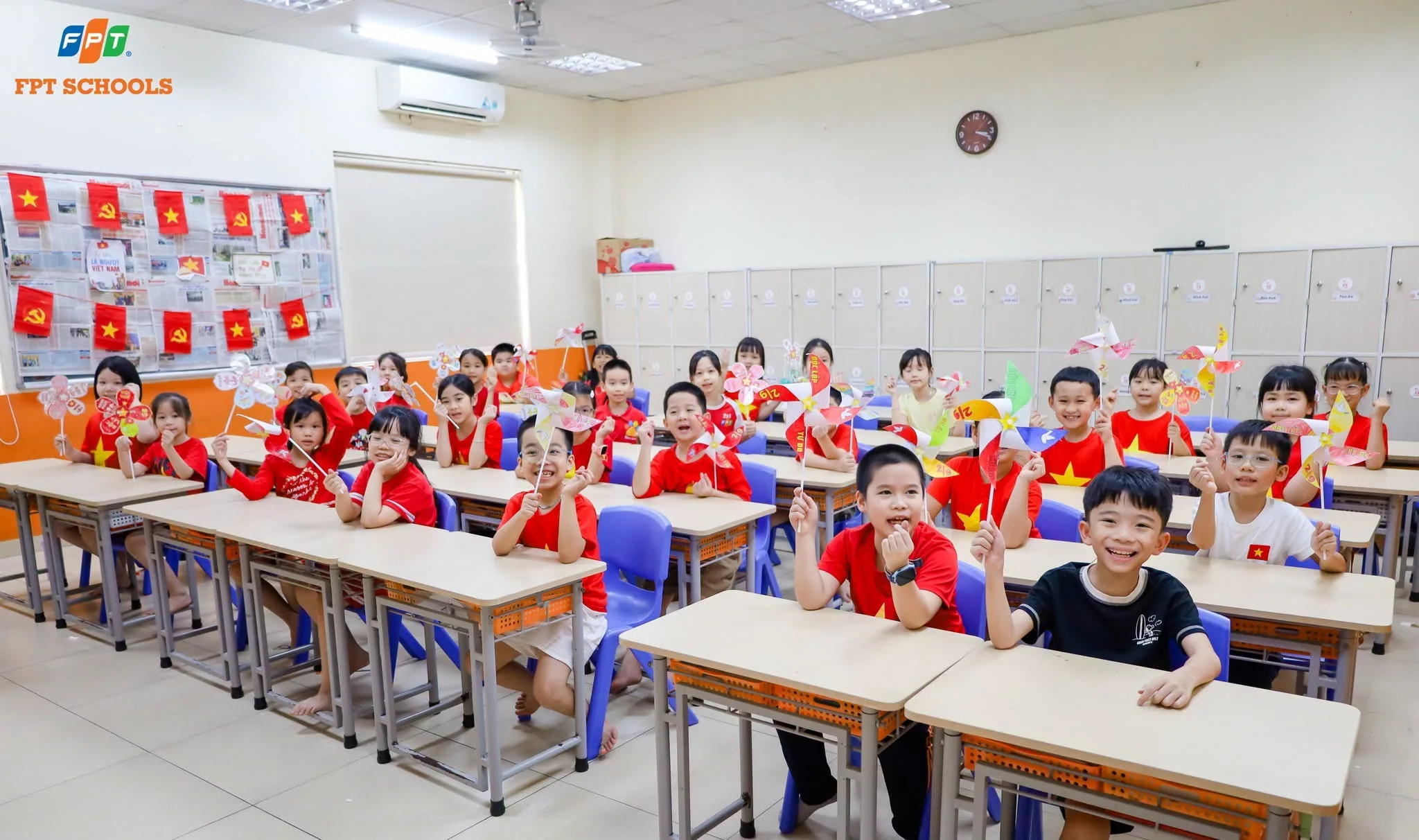 Không khí Quốc khánh 2/9 rộn ràng trong mỗi góc lớp tại FPT School Cầu Giấy  | FPT Schools