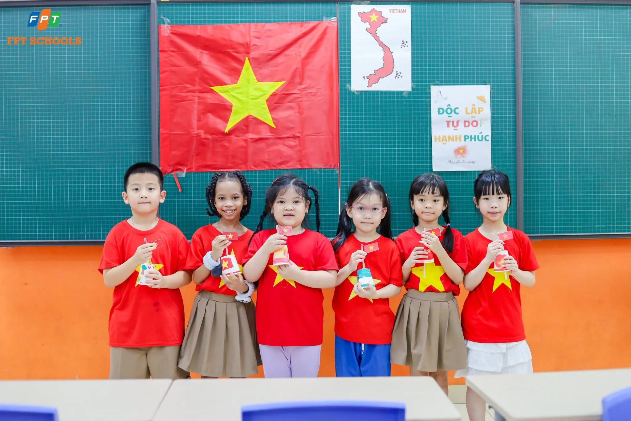 Không khí Quốc khánh 2/9 rộn ràng trong mỗi góc lớp tại FPT School Cầu Giấy  | FPT Schools