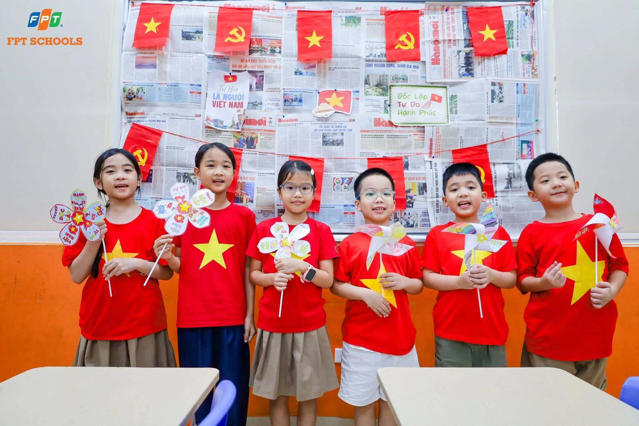Không khí Quốc khánh 2/9 rộn ràng trong mỗi góc lớp tại FPT School Cầu Giấy  | FPT Schools