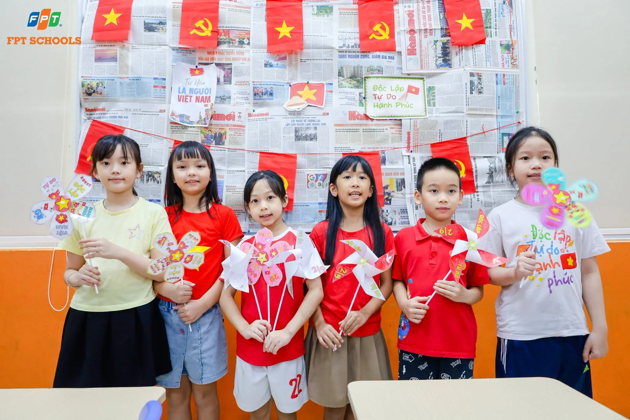 Không khí Quốc khánh 2/9 rộn ràng trong mỗi góc lớp tại FPT School Cầu Giấy  | FPT Schools