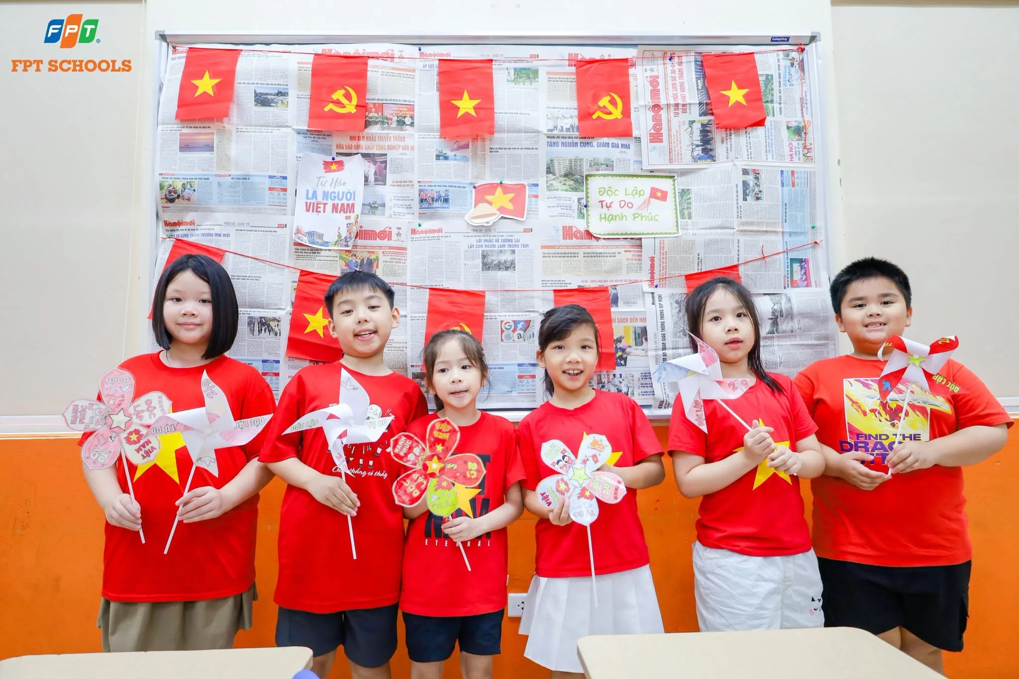 Không khí Quốc khánh 2/9 rộn ràng trong mỗi góc lớp tại FPT School Cầu Giấy  | FPT Schools