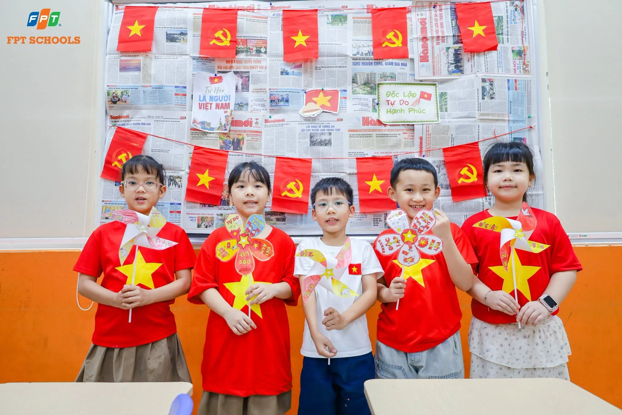 Không khí Quốc khánh 2/9 rộn ràng trong mỗi góc lớp tại FPT School Cầu Giấy  | FPT Schools