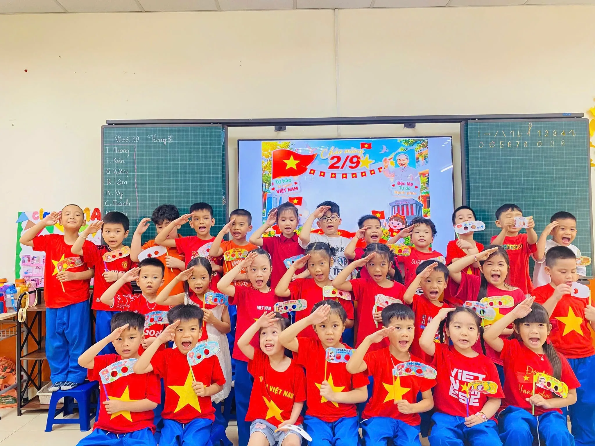 Không khí Quốc khánh 2/9 rộn ràng trong mỗi góc lớp tại FPT School Cầu Giấy  | FPT Schools
