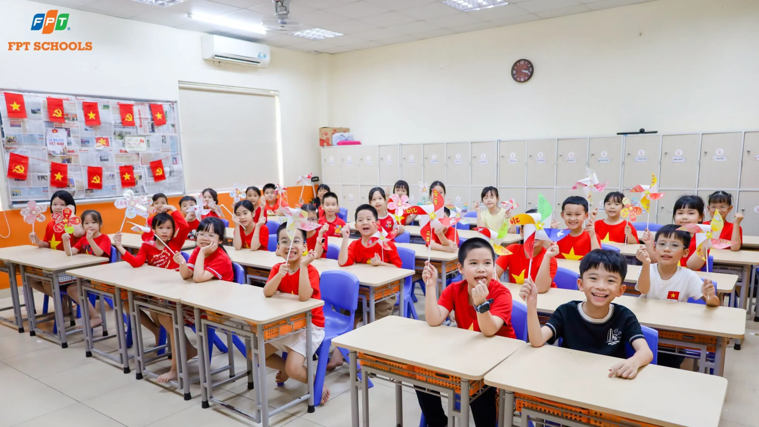 Không khí Quốc khánh 2/9 rộn ràng trong mỗi góc lớp tại FPT School Cầu Giấy  | FPT Schools