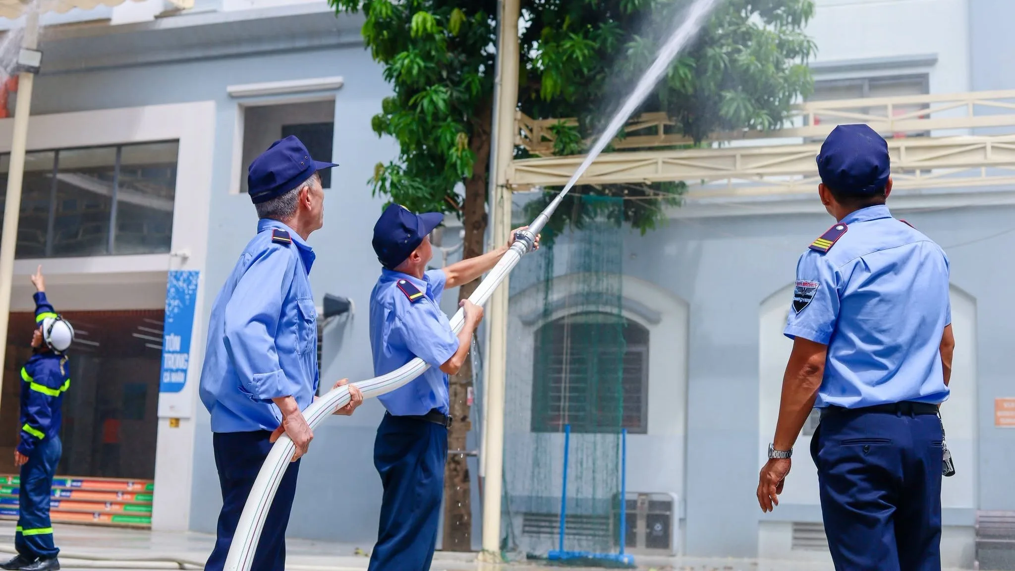 Thầy cô và cán bộ nhân viên FPT School Cầu Giấy thực hành kỹ năng PCCC & CNCH  | FPT Schools