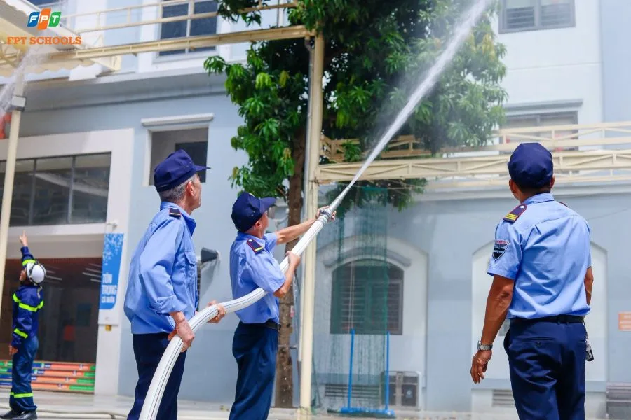 Thầy cô và cán bộ nhân viên FPT School Cầu Giấy thực hành kỹ năng PCCC & CNCH  | FPT Schools