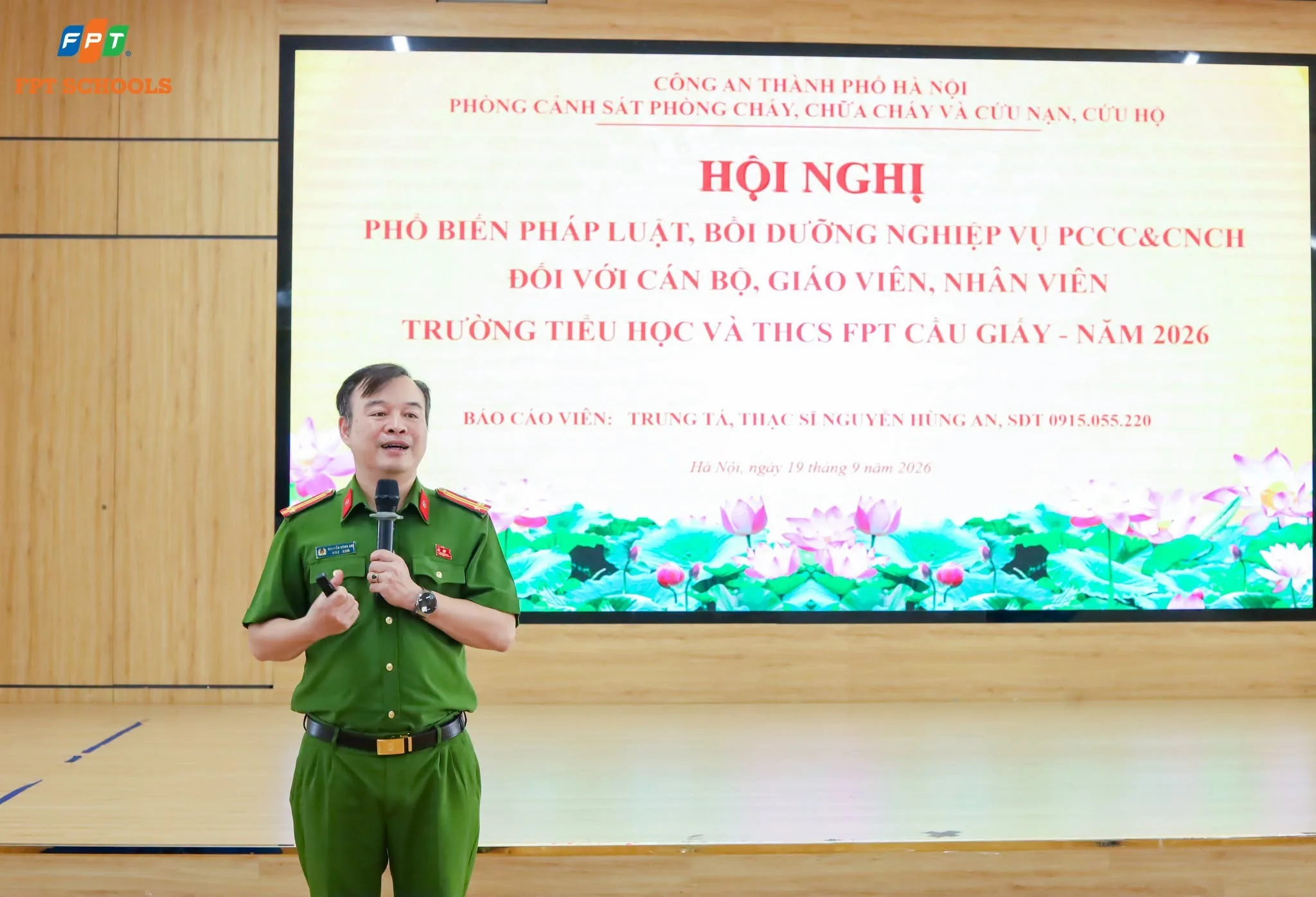 Thầy cô FPT School Cầu Giấy thực hành kỹ năng PCCC & CNCH 